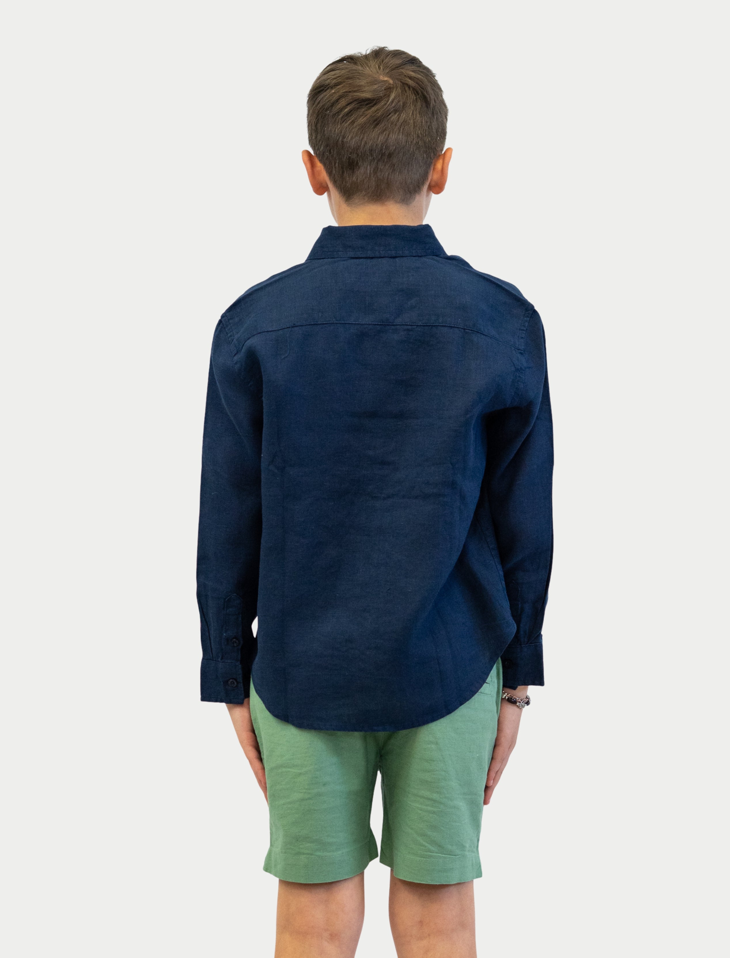 Camisa Soft Linen para niño color azul marino vista posterior
