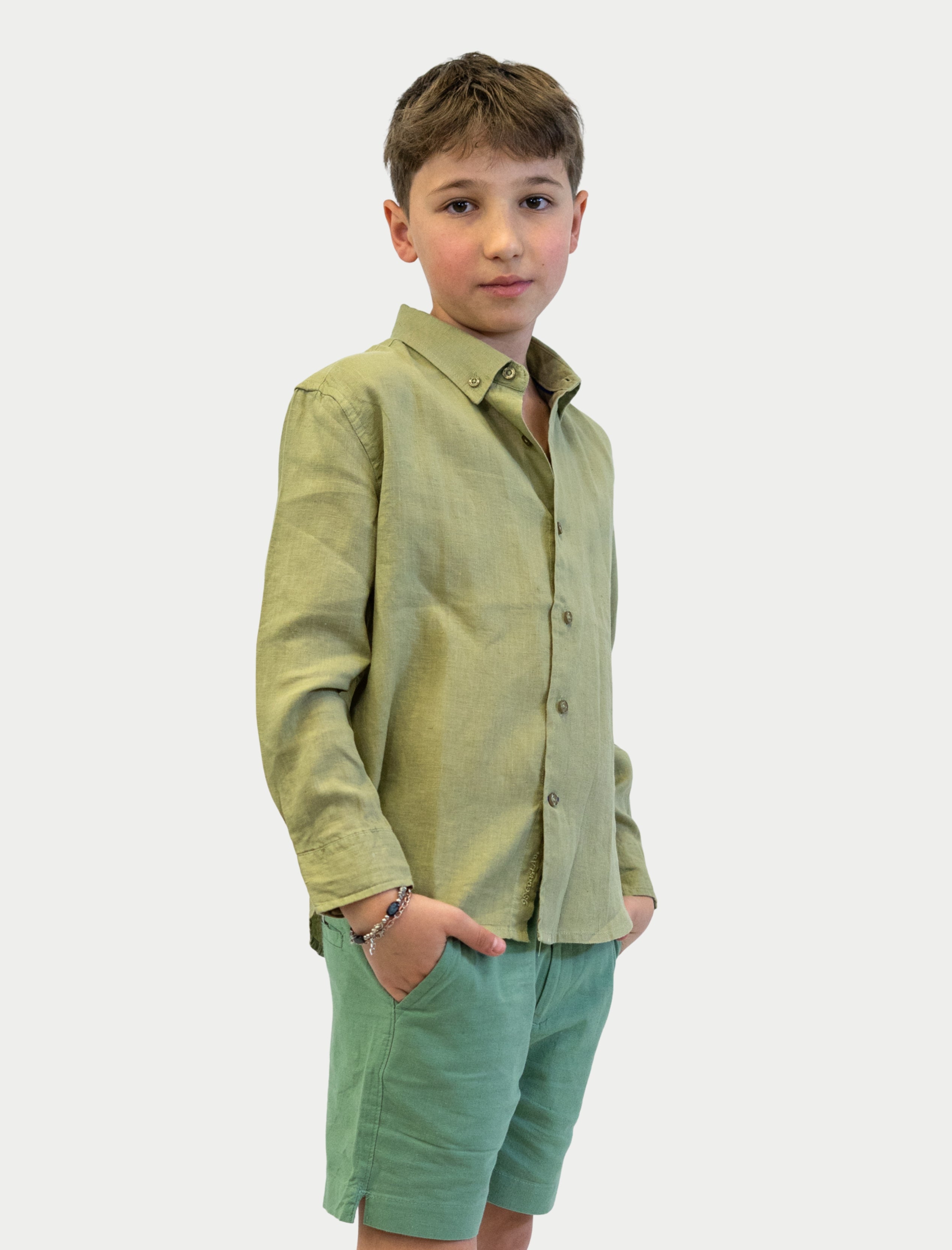 Camisa Soft Linen para niño color olivo vista lateral