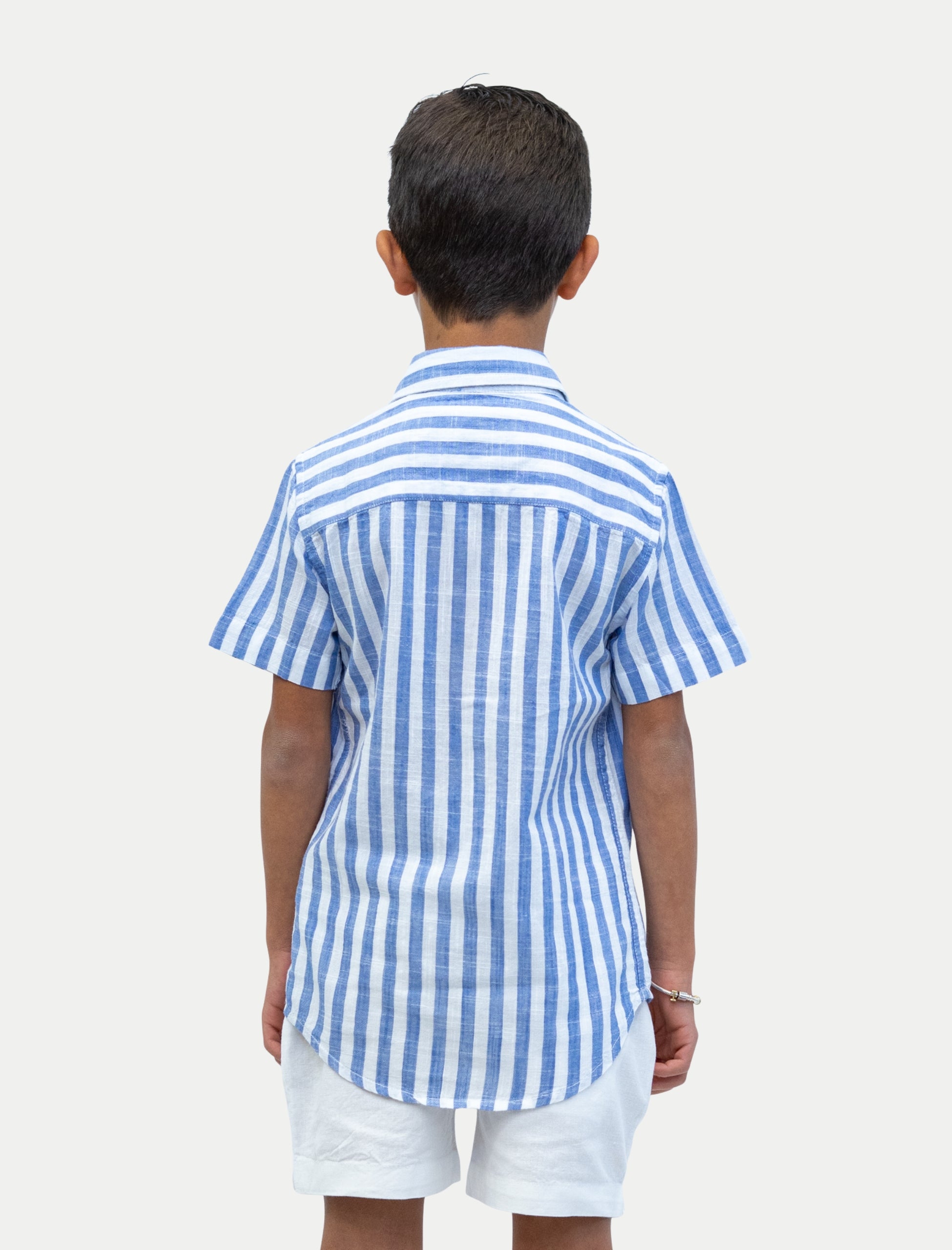Camisa rayada azul para niño vista de espalda