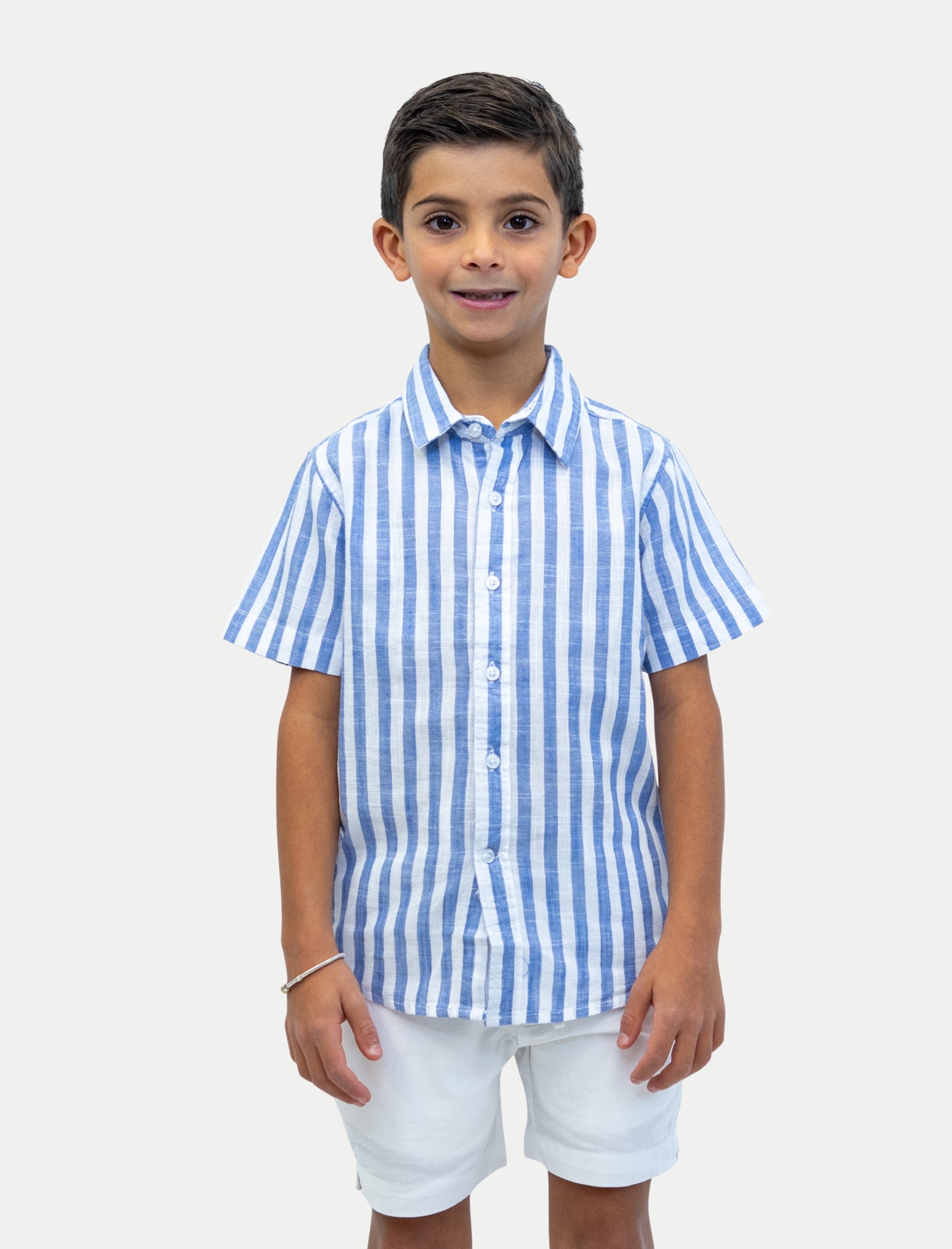 Camisa rayada azul para niño vista de frente