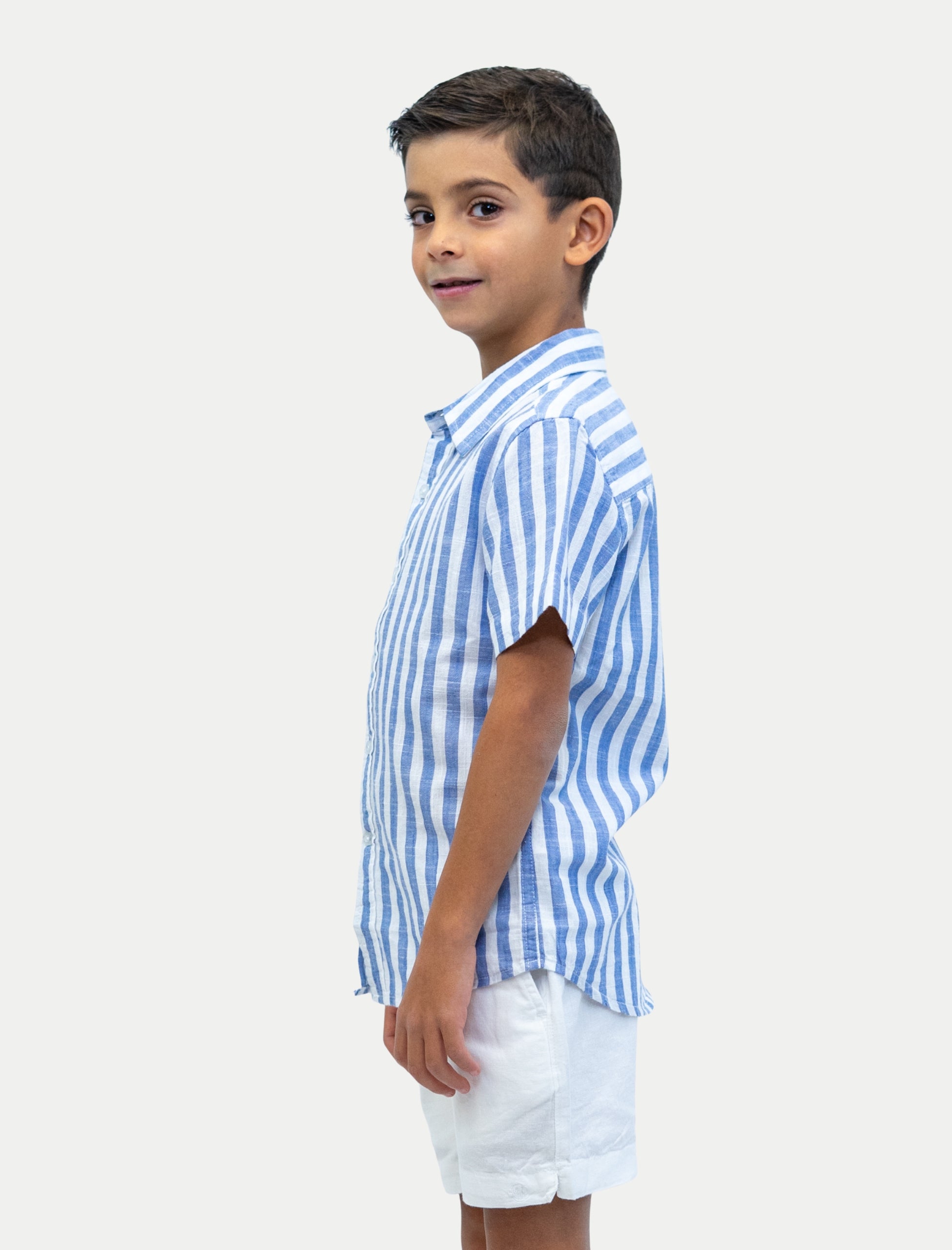 Camisa rayada azul para niño vista de lado