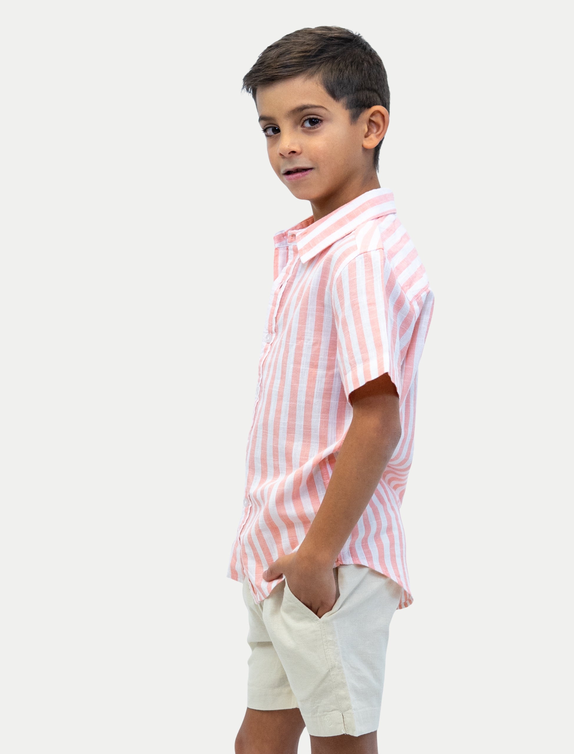 Camisa rayada durazno para niño vista de lado