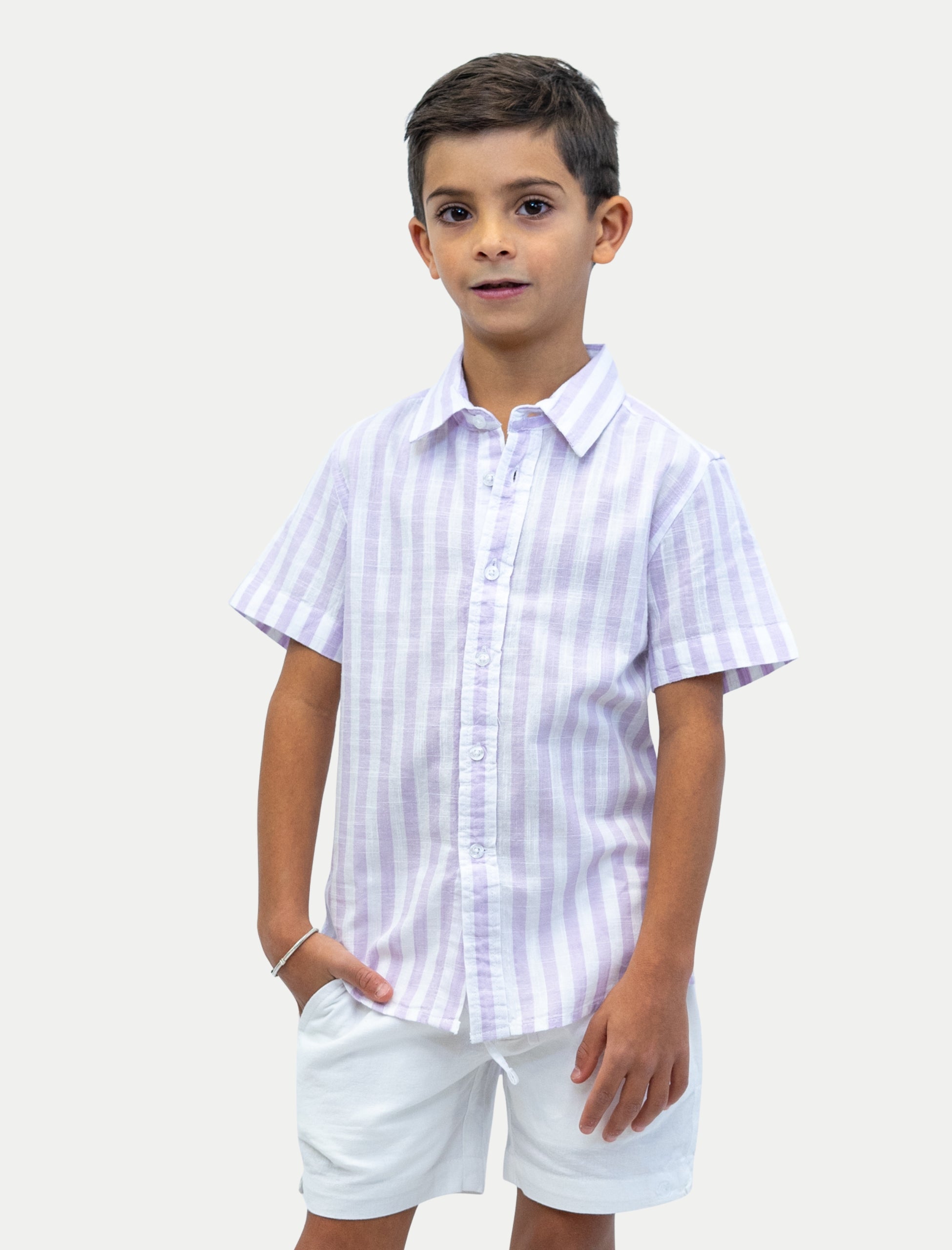 Camisa rayada lila para niño vista de frente