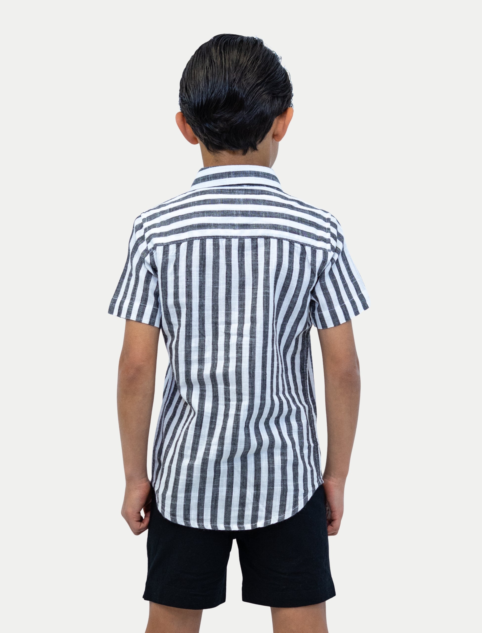 Camisa rayada negropara niño vista de espalda