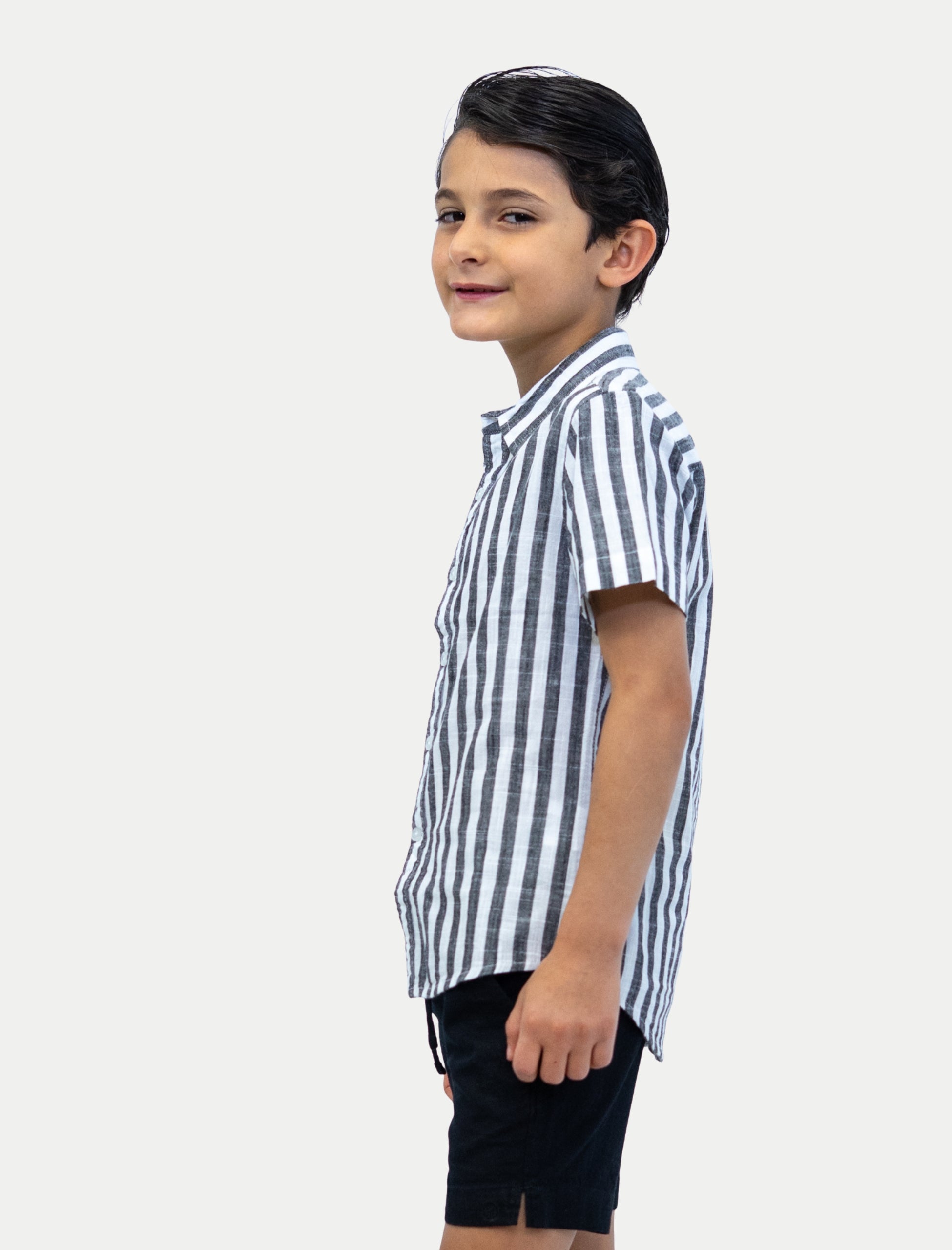 Camisa rayada olivo para niño vista de lado