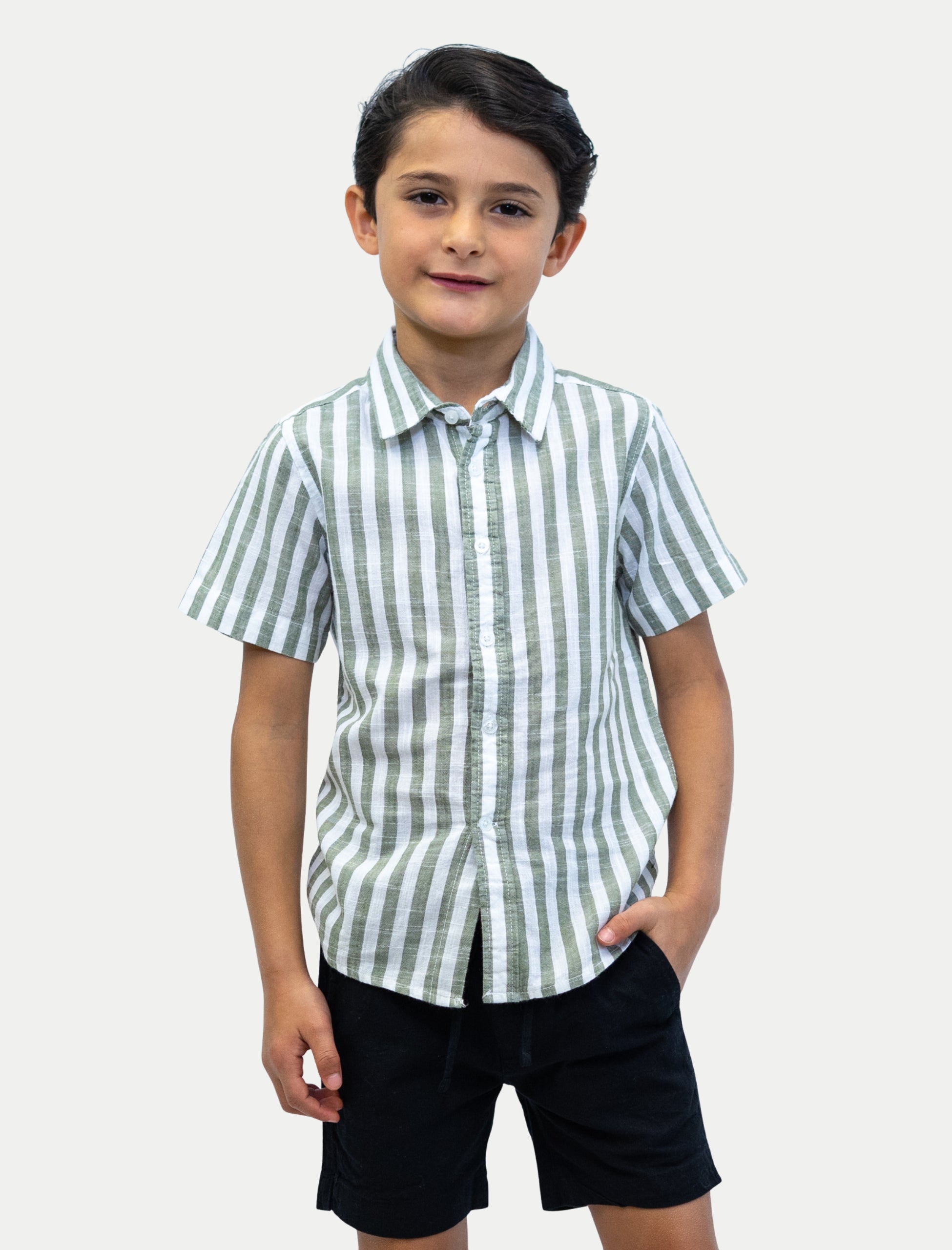 Camisa rayada olivo para niño vista de frente