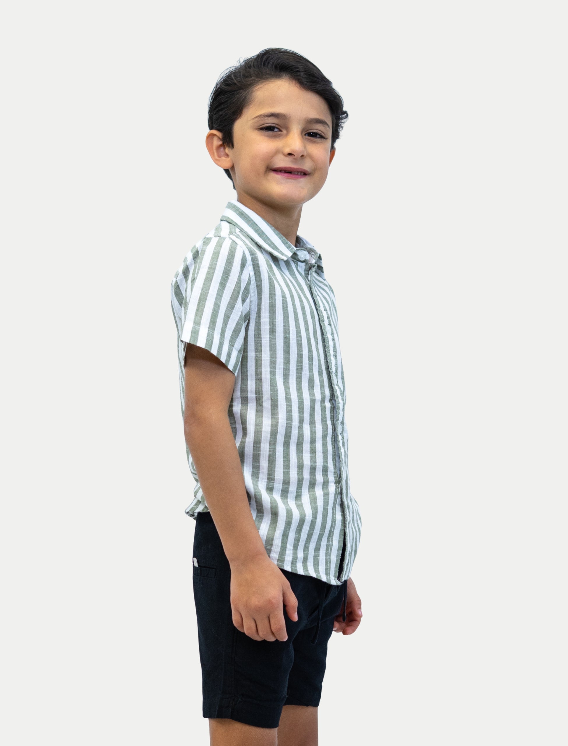 Camisa rayada olivo para niño vista de lado