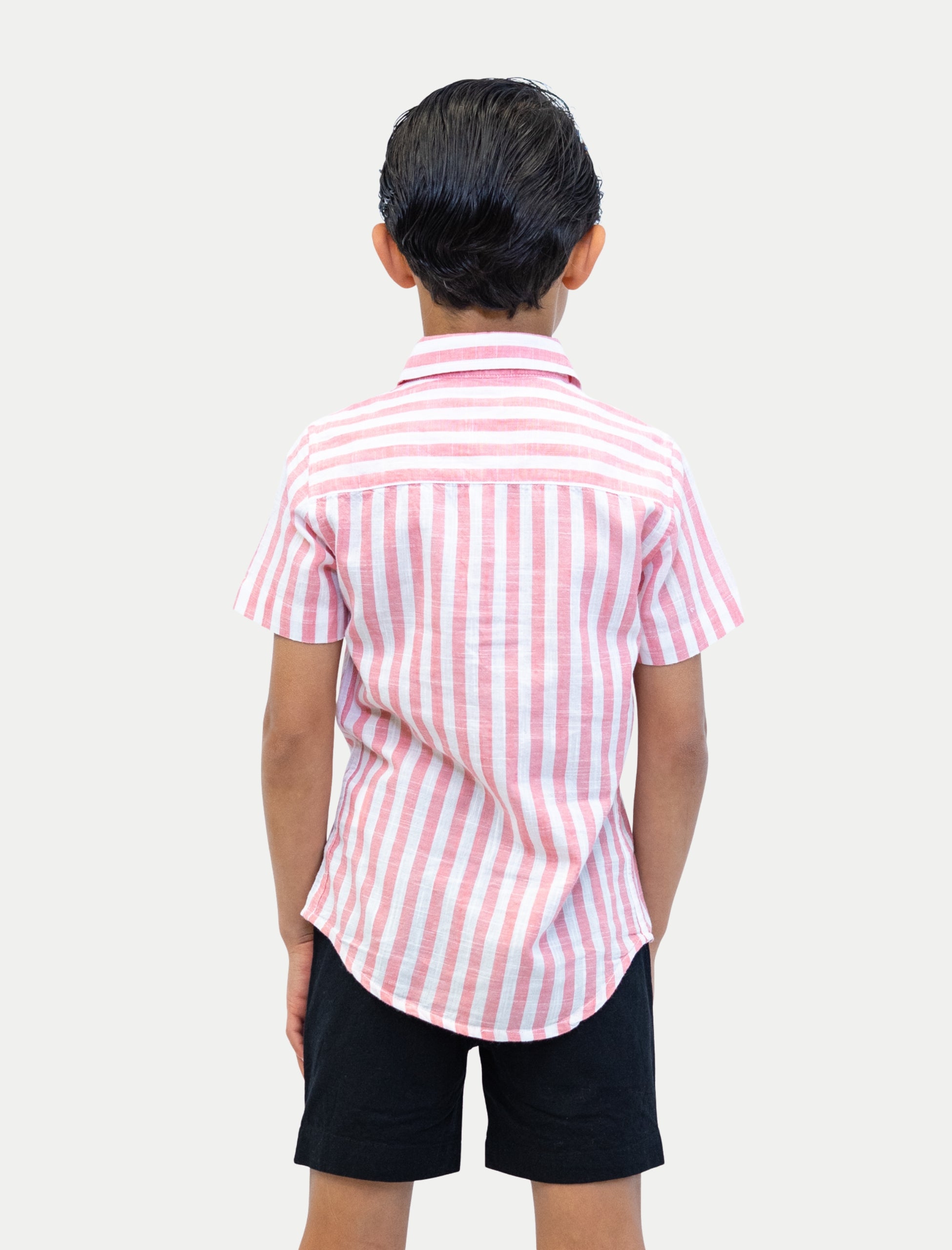 Camisa rayada rosa para niño vista de espalda