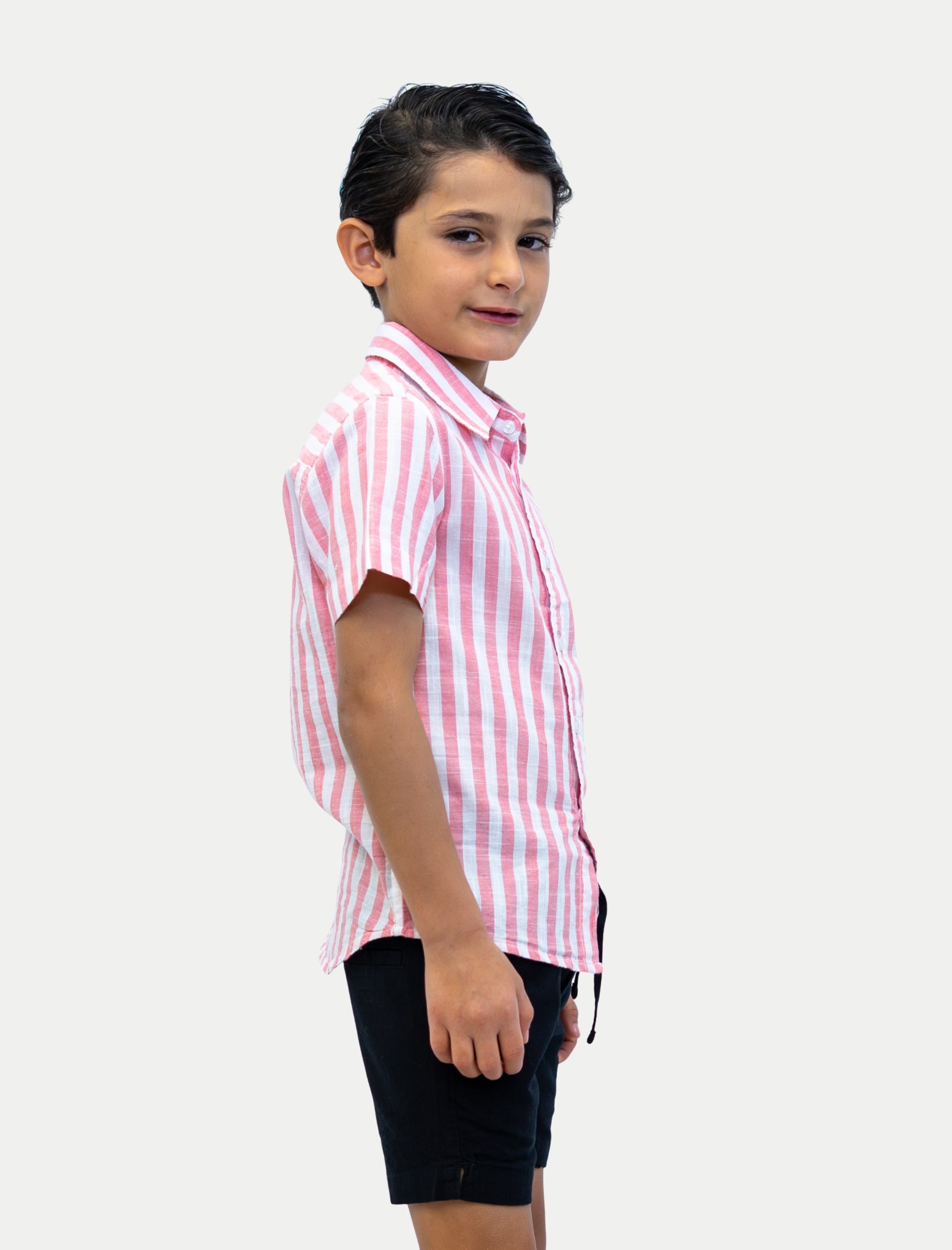 Camisa rayada rosa para niño vista de lado