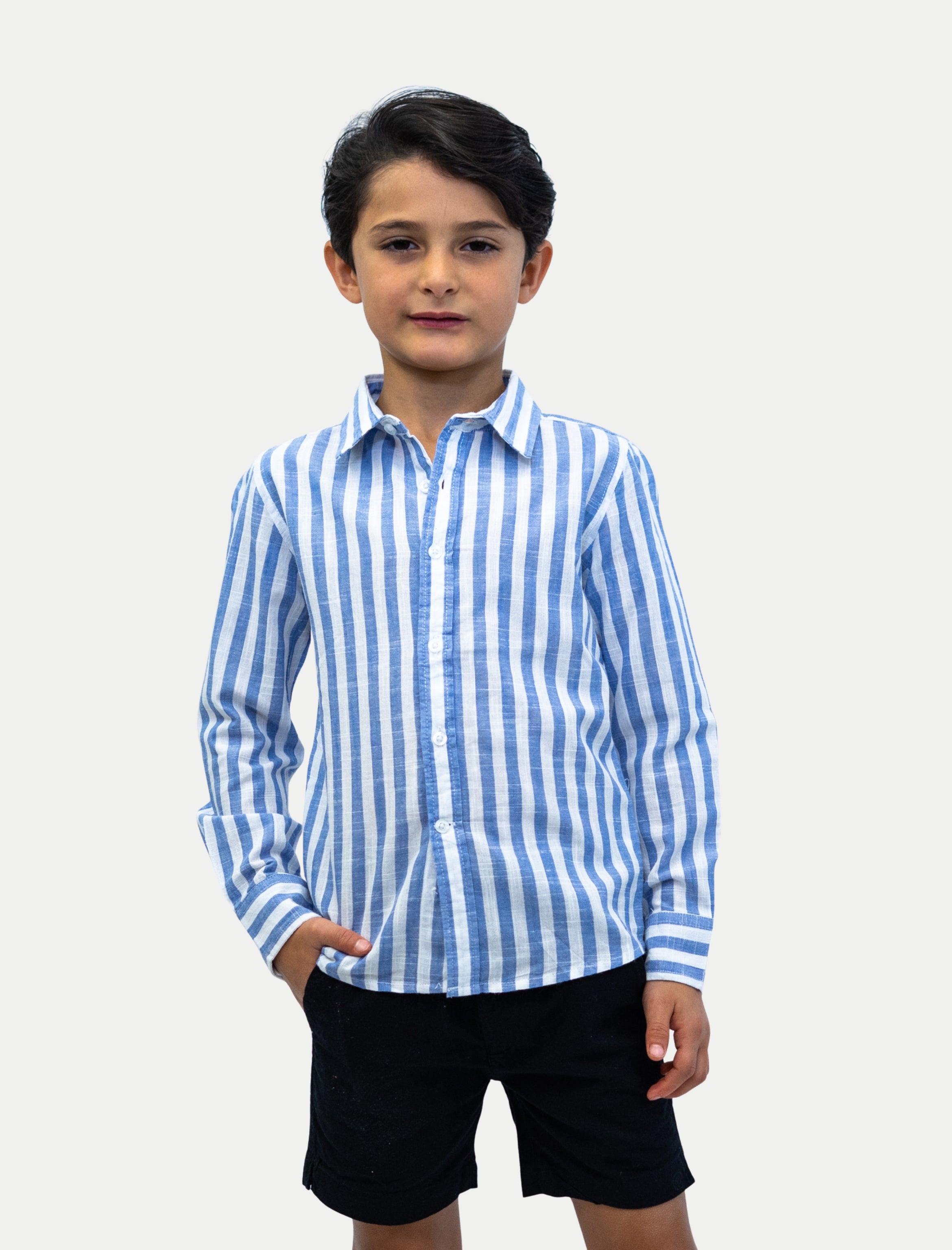 Camisa rayada azul de niño en algodón slub vista de frente