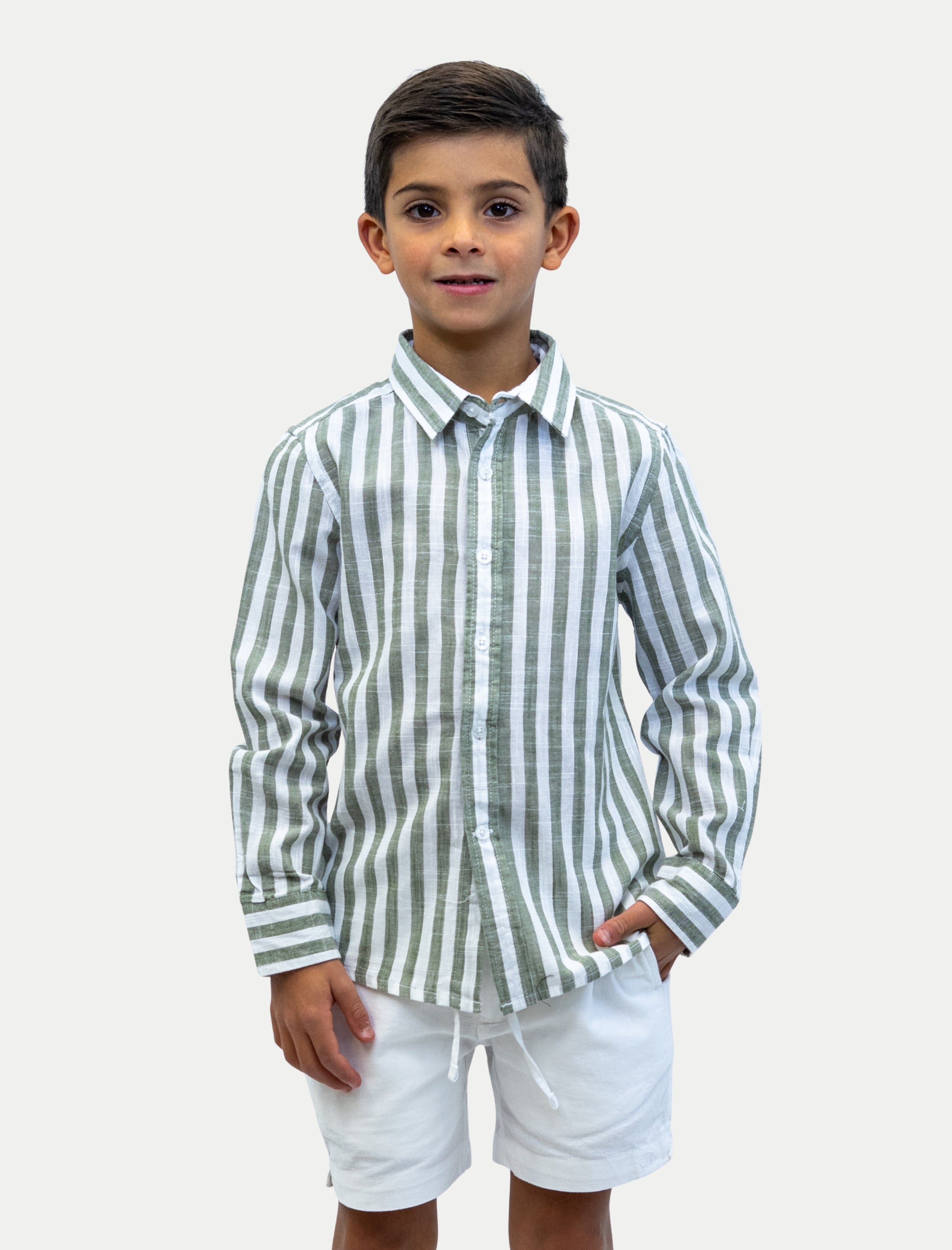 Detalle de textura y botón en camisa rayada lila para niño