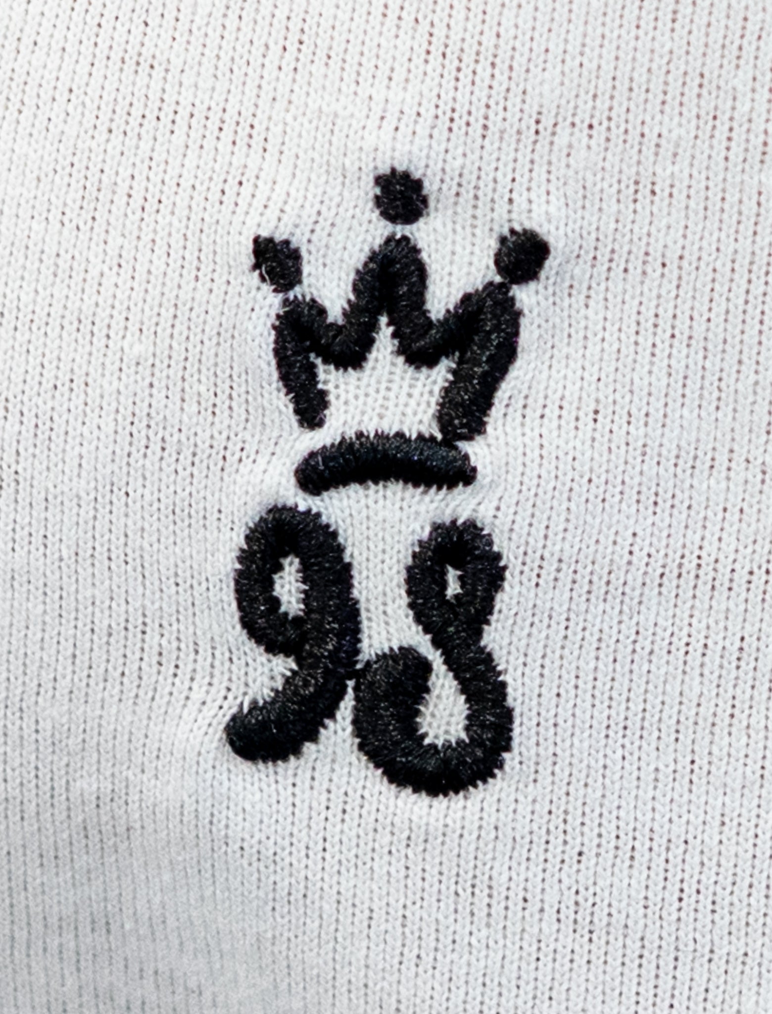 Detalle Diamond Finish Crown 98 color gris