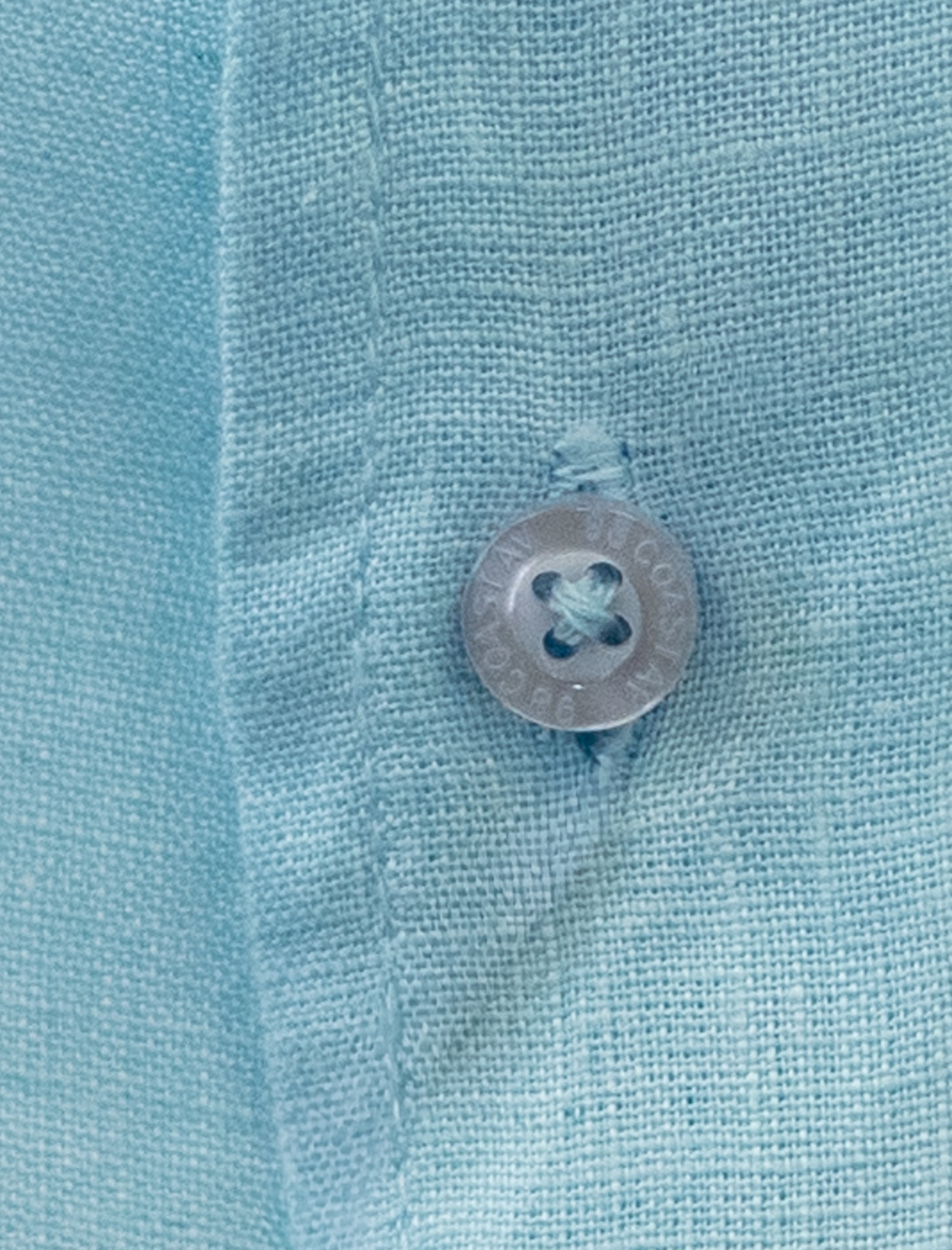 Detalle de camisa Soft Linen niño color azul cielo