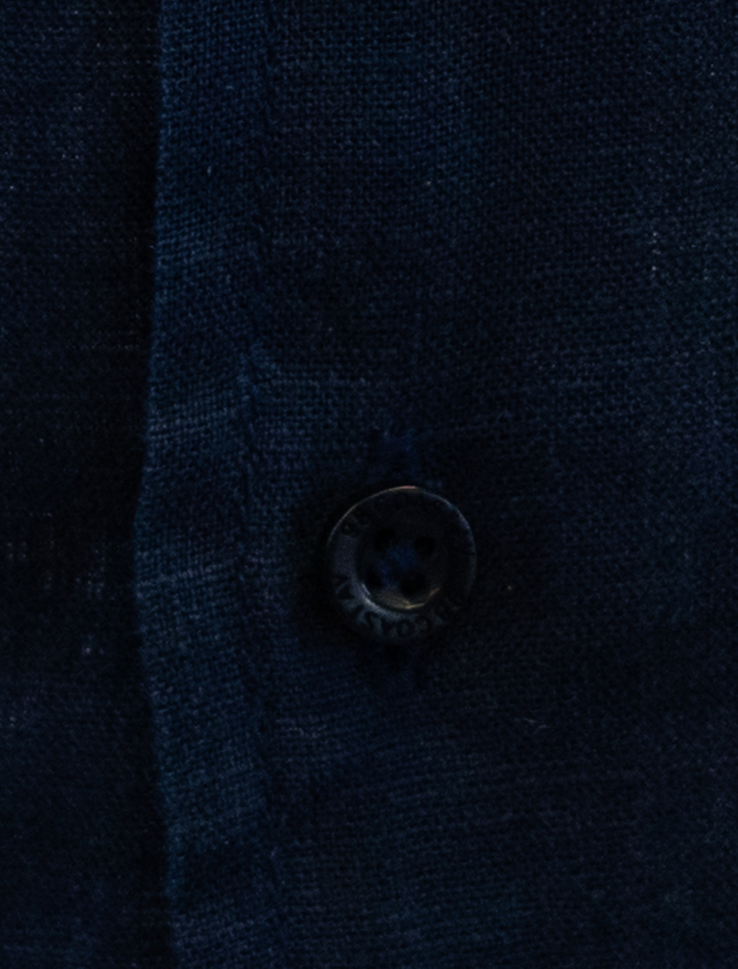 Detalle de camisa Soft Linen niño color azul marino