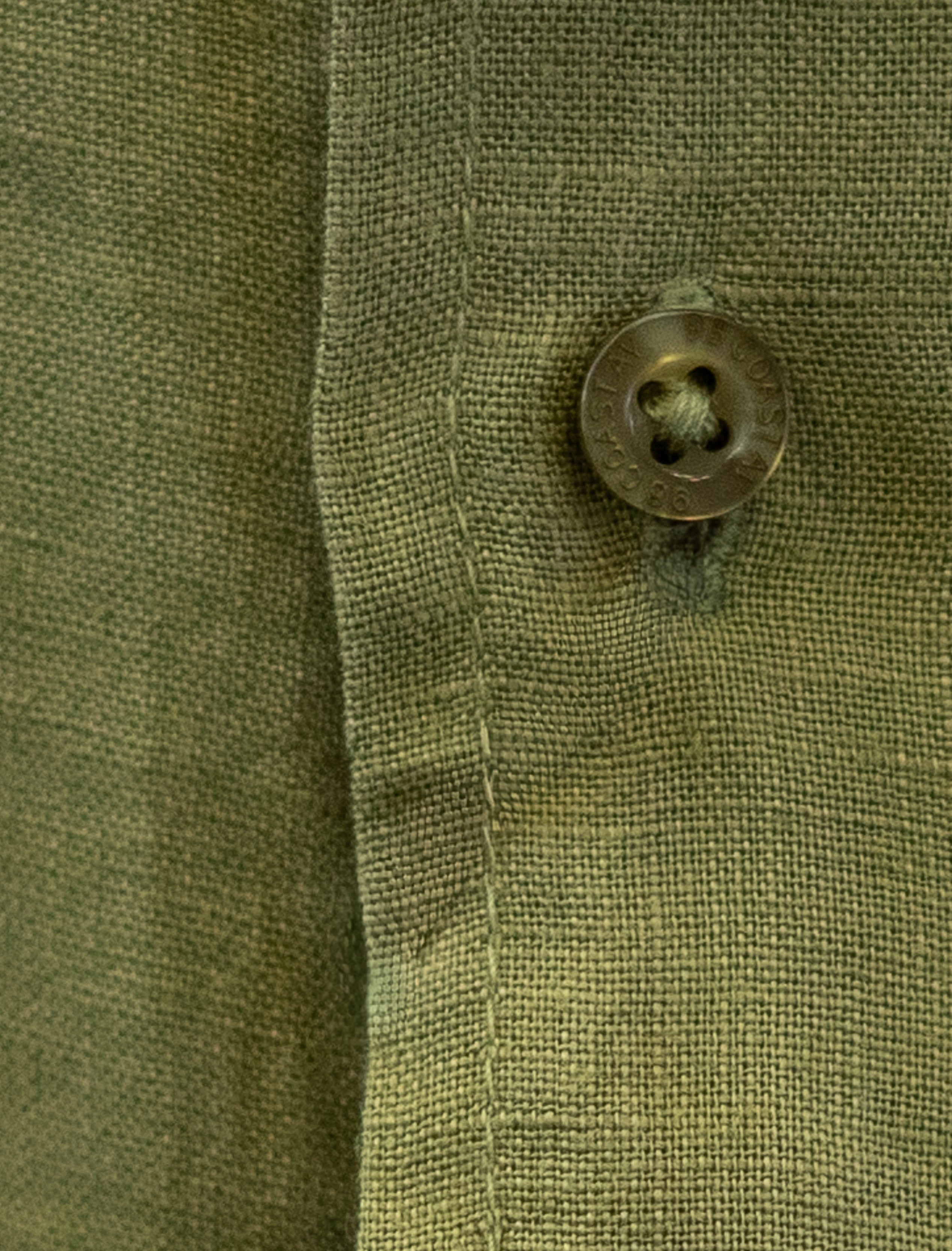 Detalle de camisa Soft Linen niño color olivo
