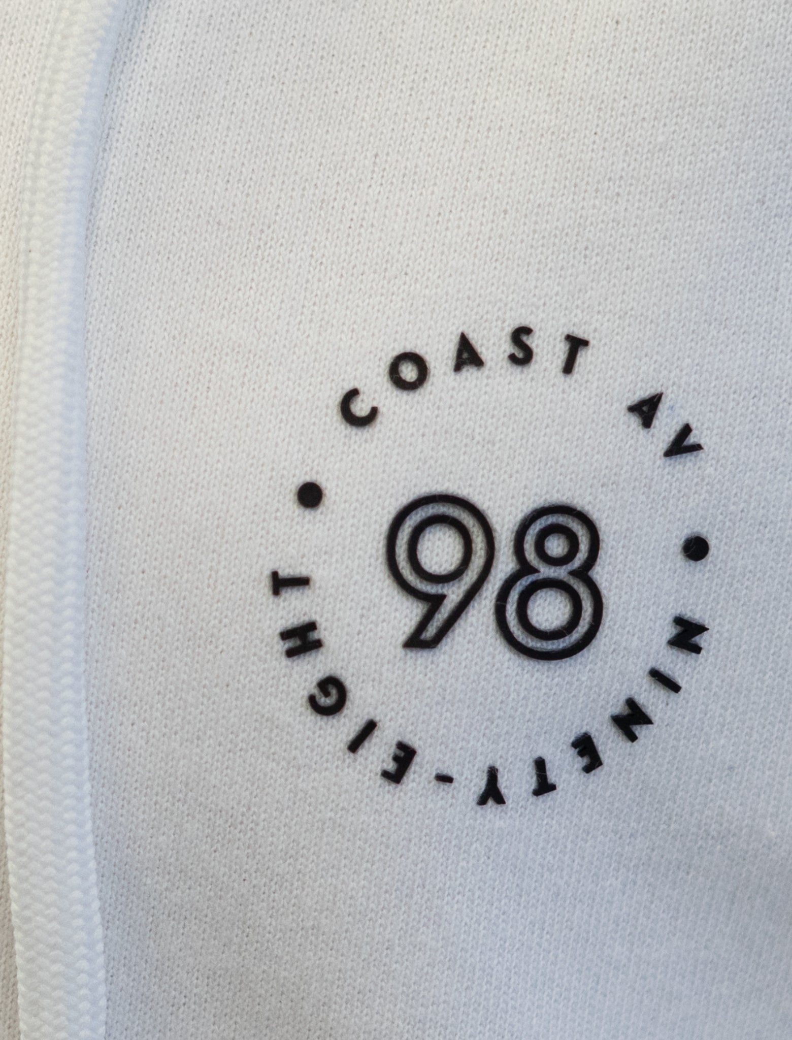 Detalle de sudadera blanca de niño