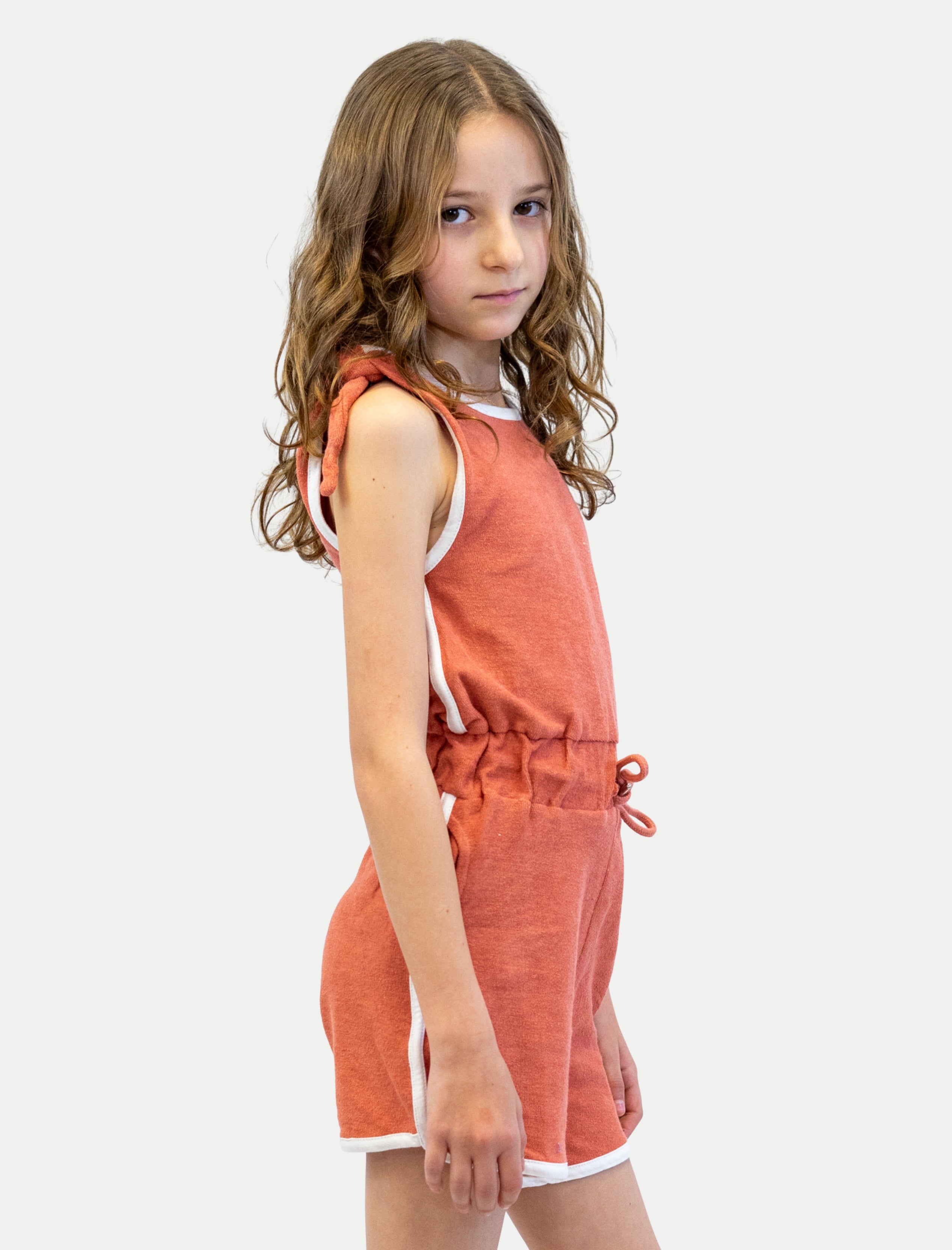 Jumper de toalla para niña coral de lado