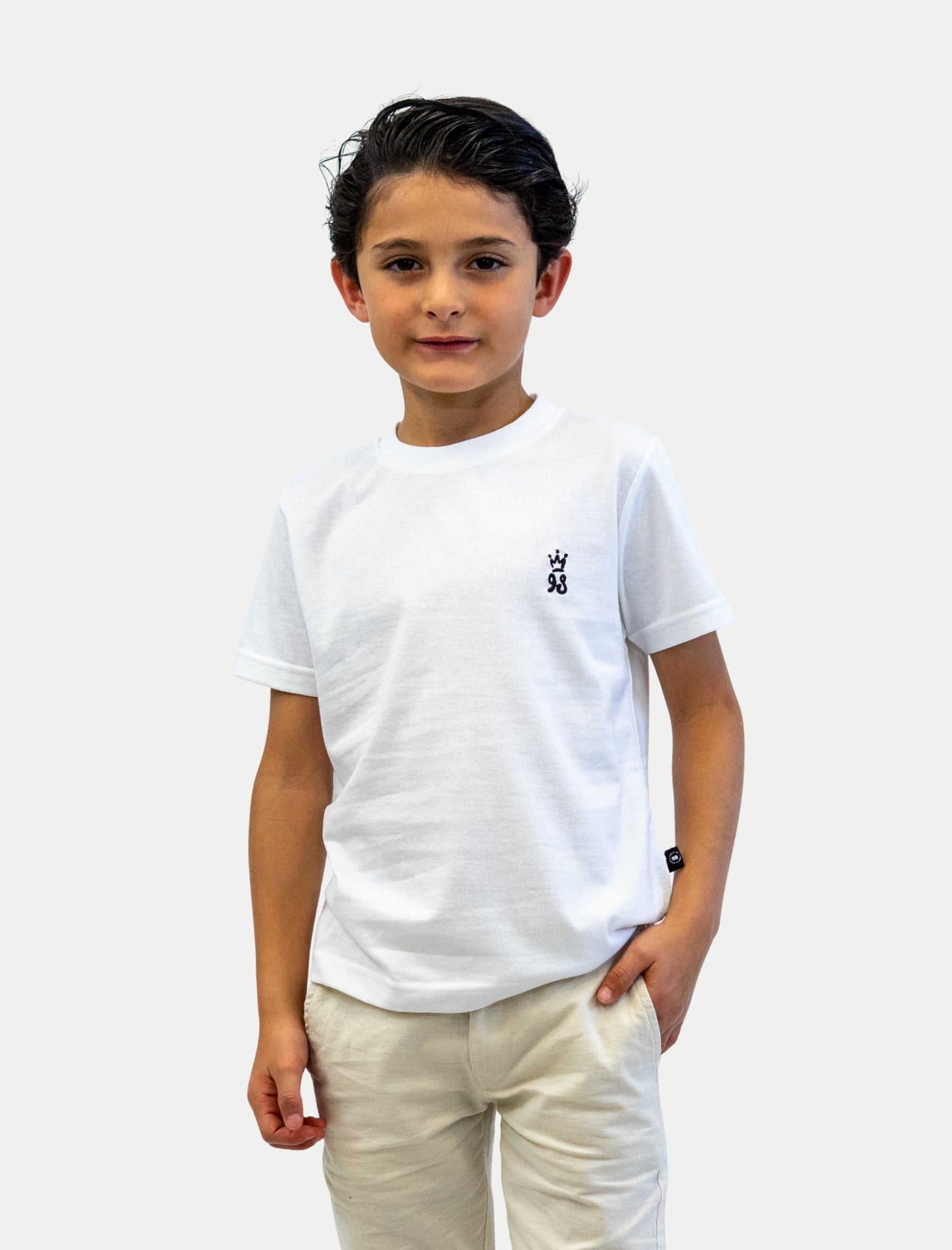 Playera Crown 98 para niño color blanco vista de frente