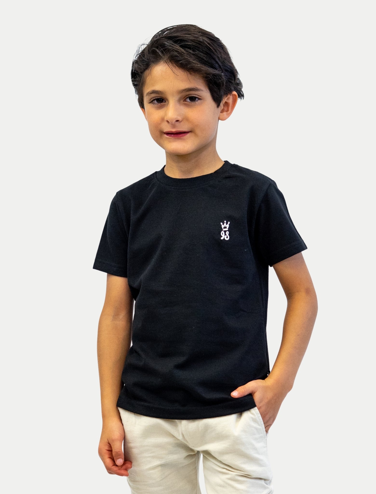Playera Crown 98 para niño color negro vista de frente