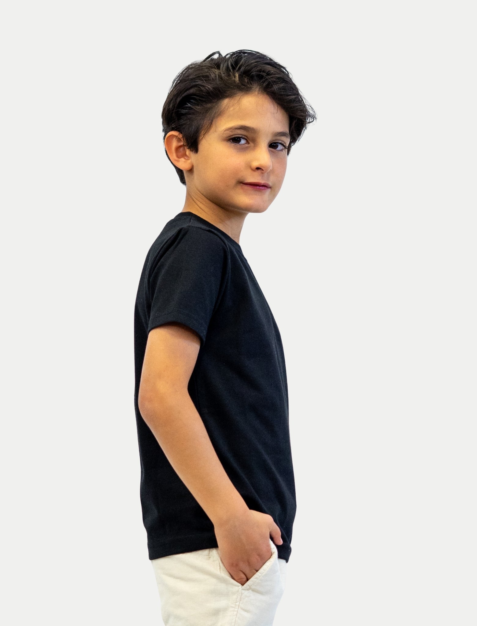 Playera Crown 98 para niño color negro vista lateral