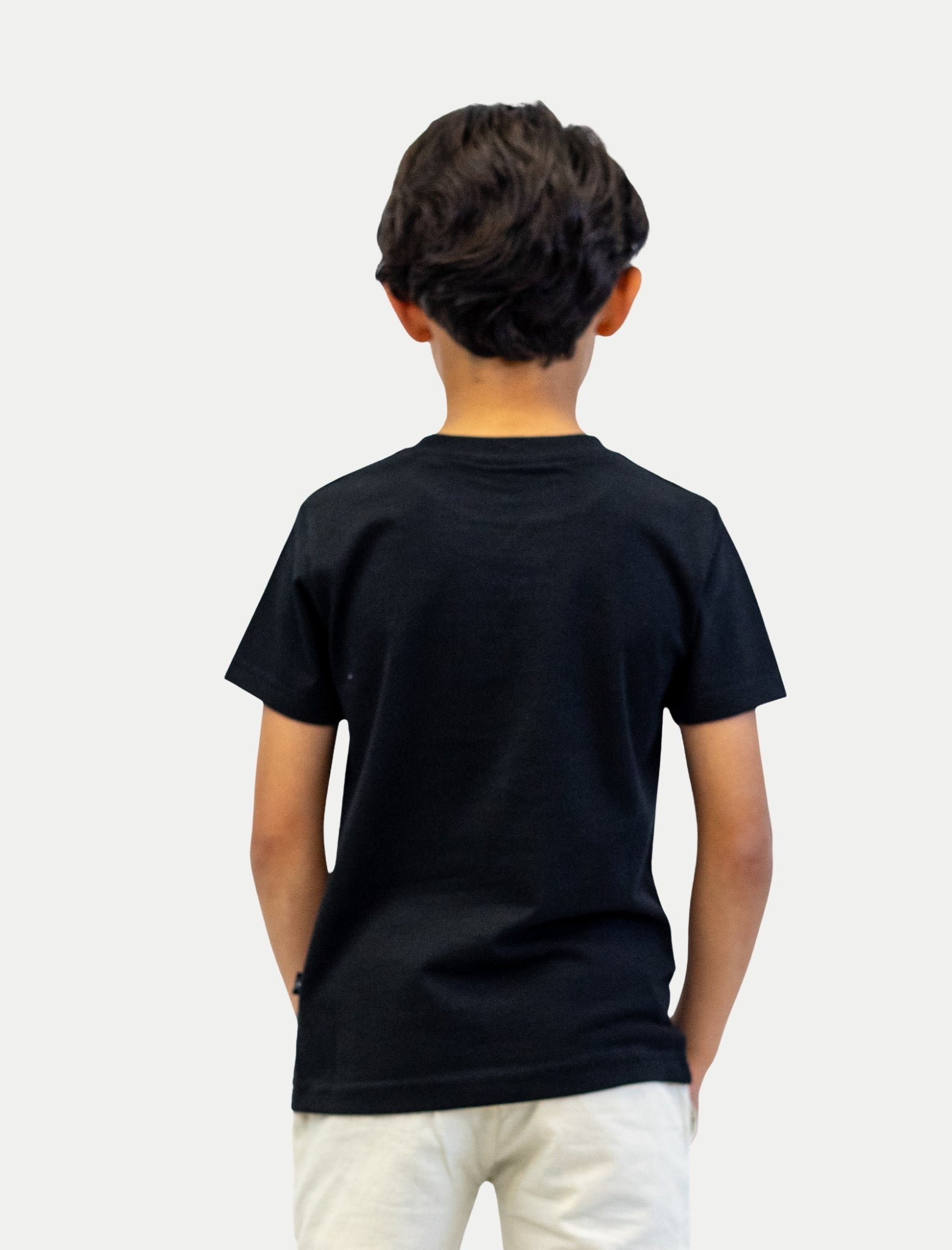 Playera Crown 98 para niño color negro vista posterior