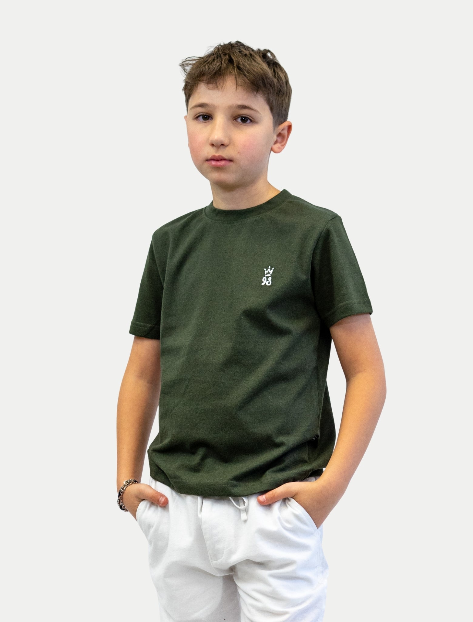 Playera Crown 98 para niño color olivo vista de frente