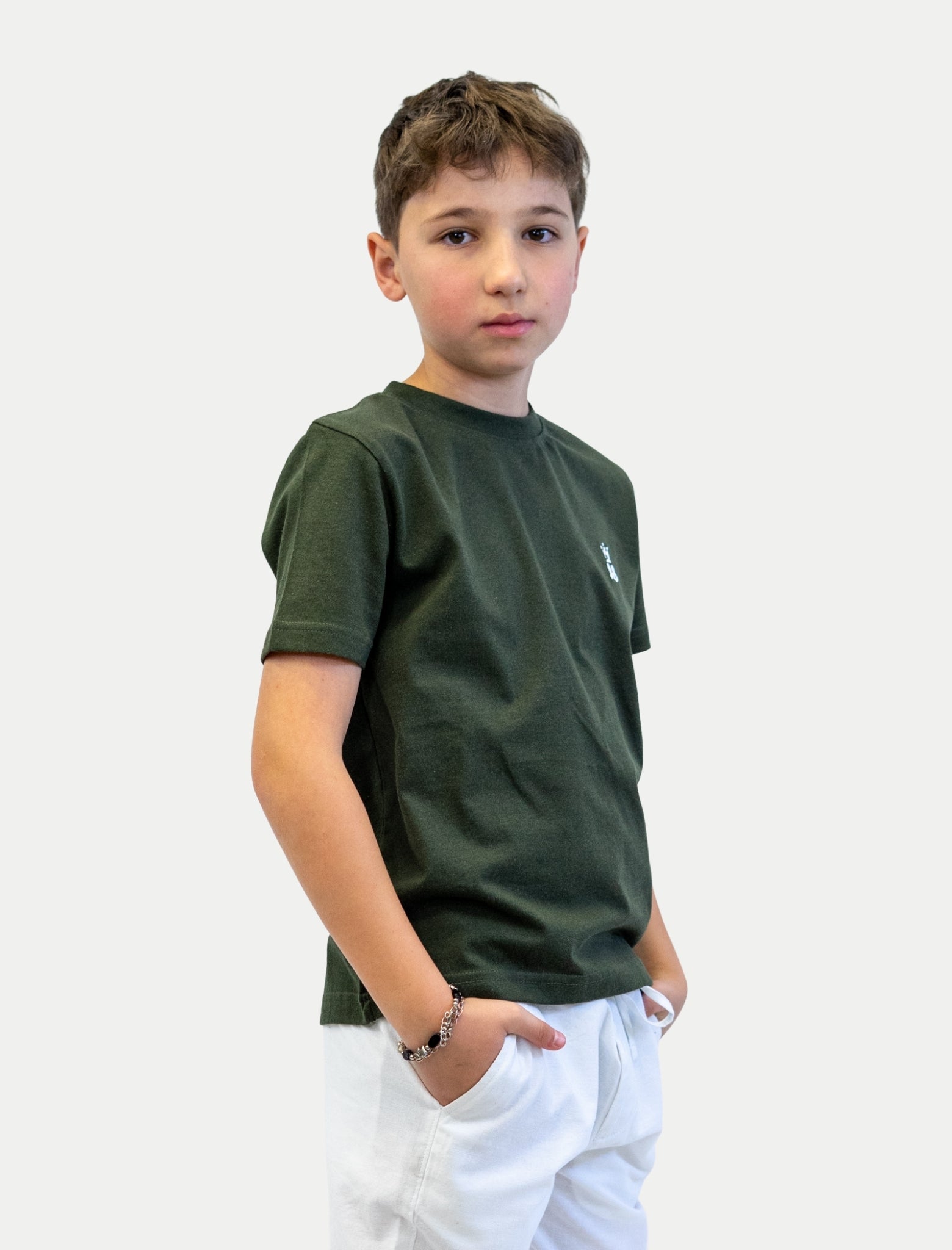 Playera Crown 98 para niño color olivo vista lateral
