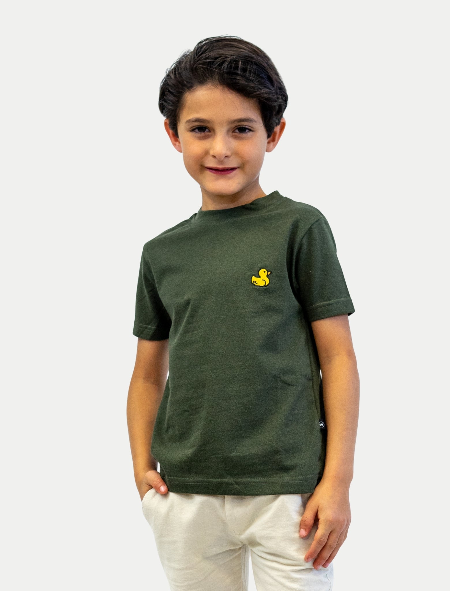 Playera Duck para niño color olivo vista de frente