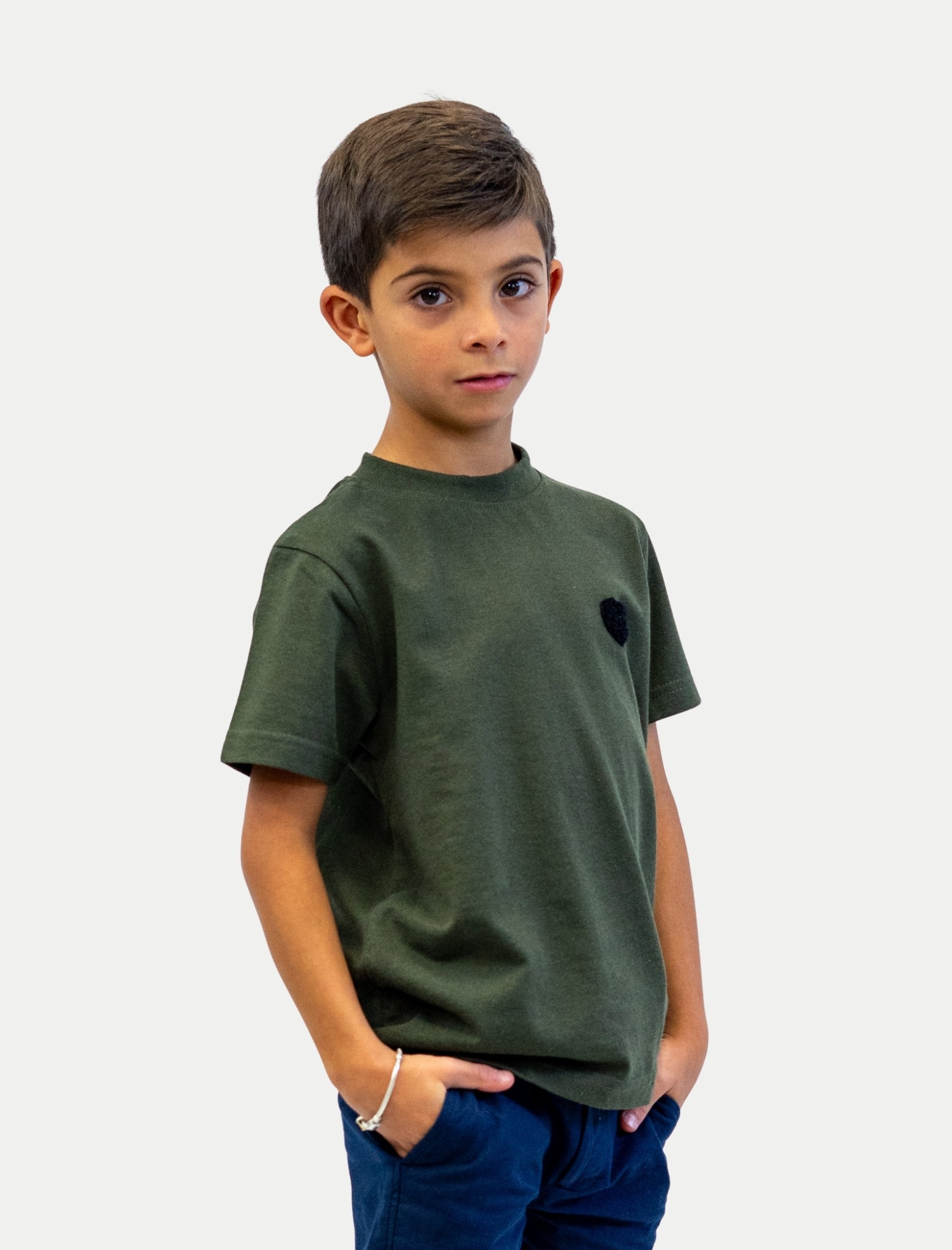 Playera Heart para niño color olivo vista lateral