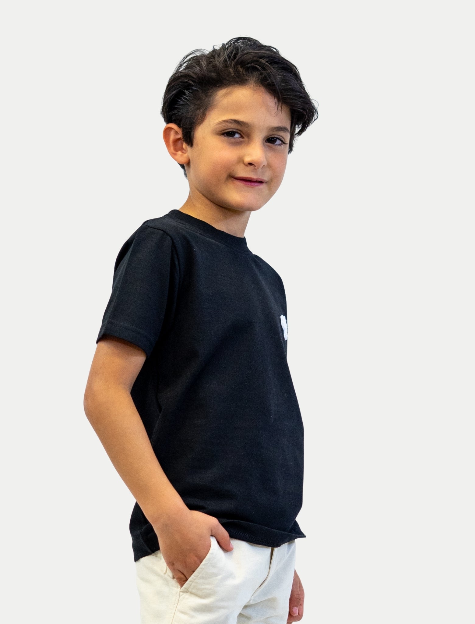 Playera Lucky para niño color negro vista lateral