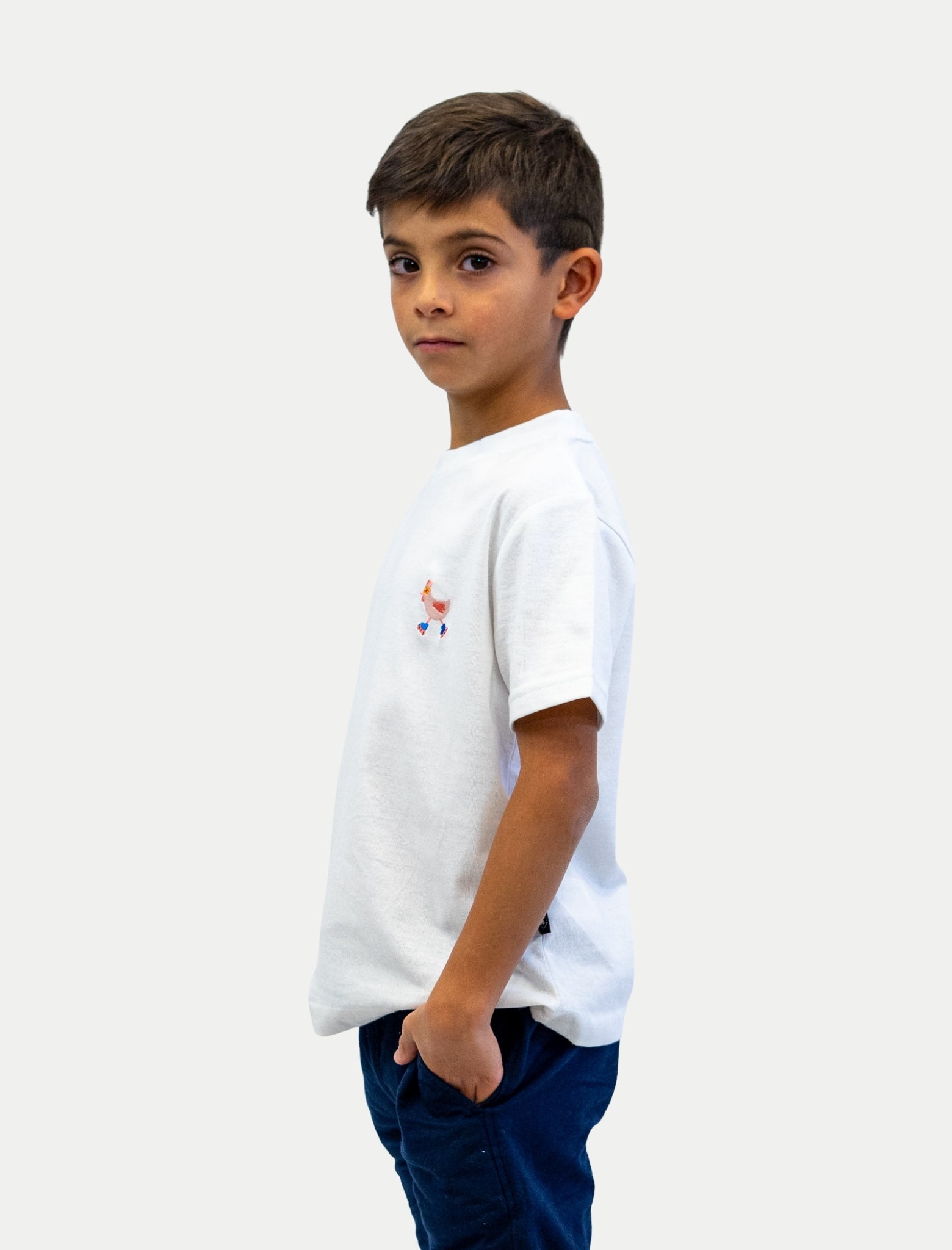 Playera Skating Hen para niño color blanco vista lateral