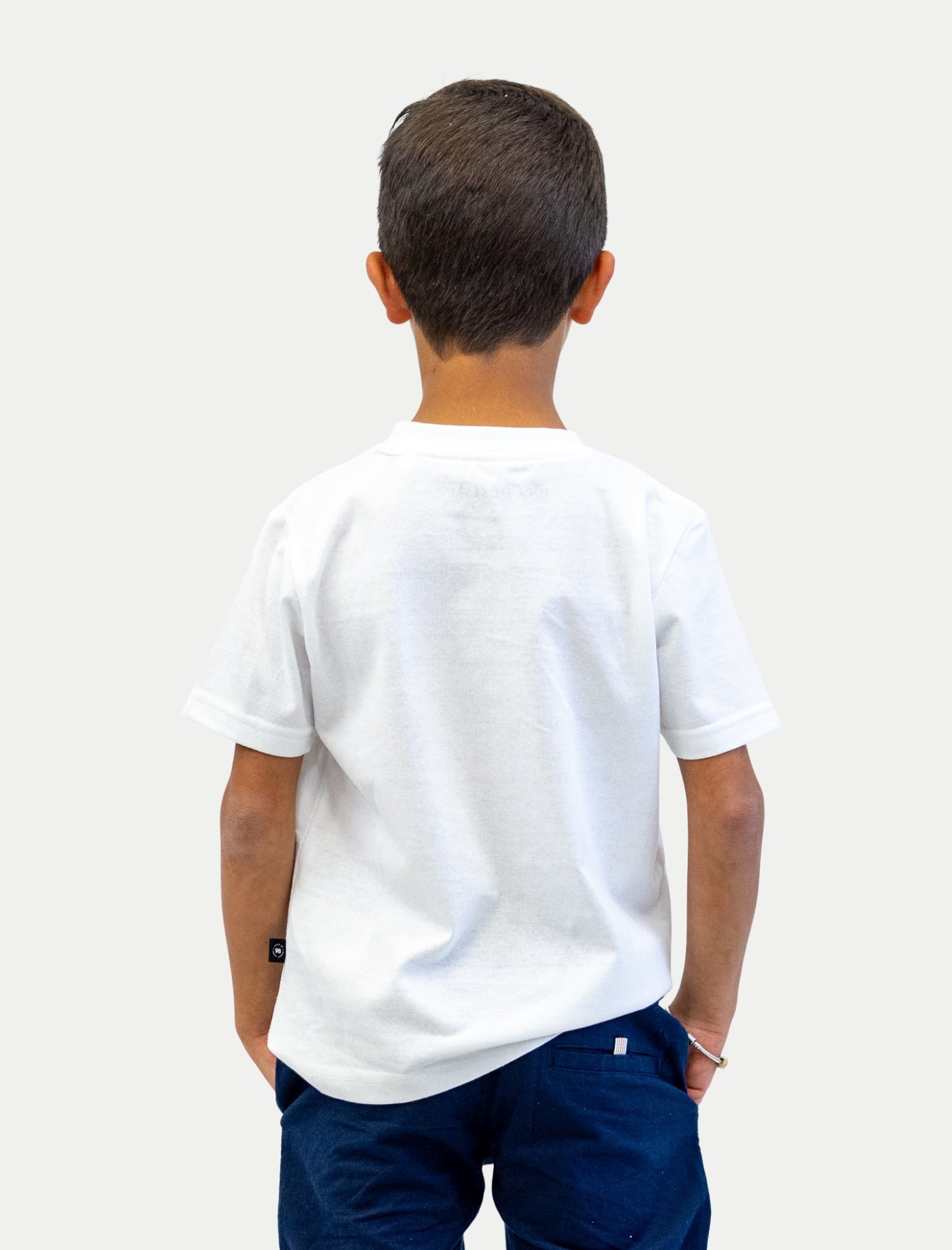 Playera Skating Hen para niño color blanco vista posterior