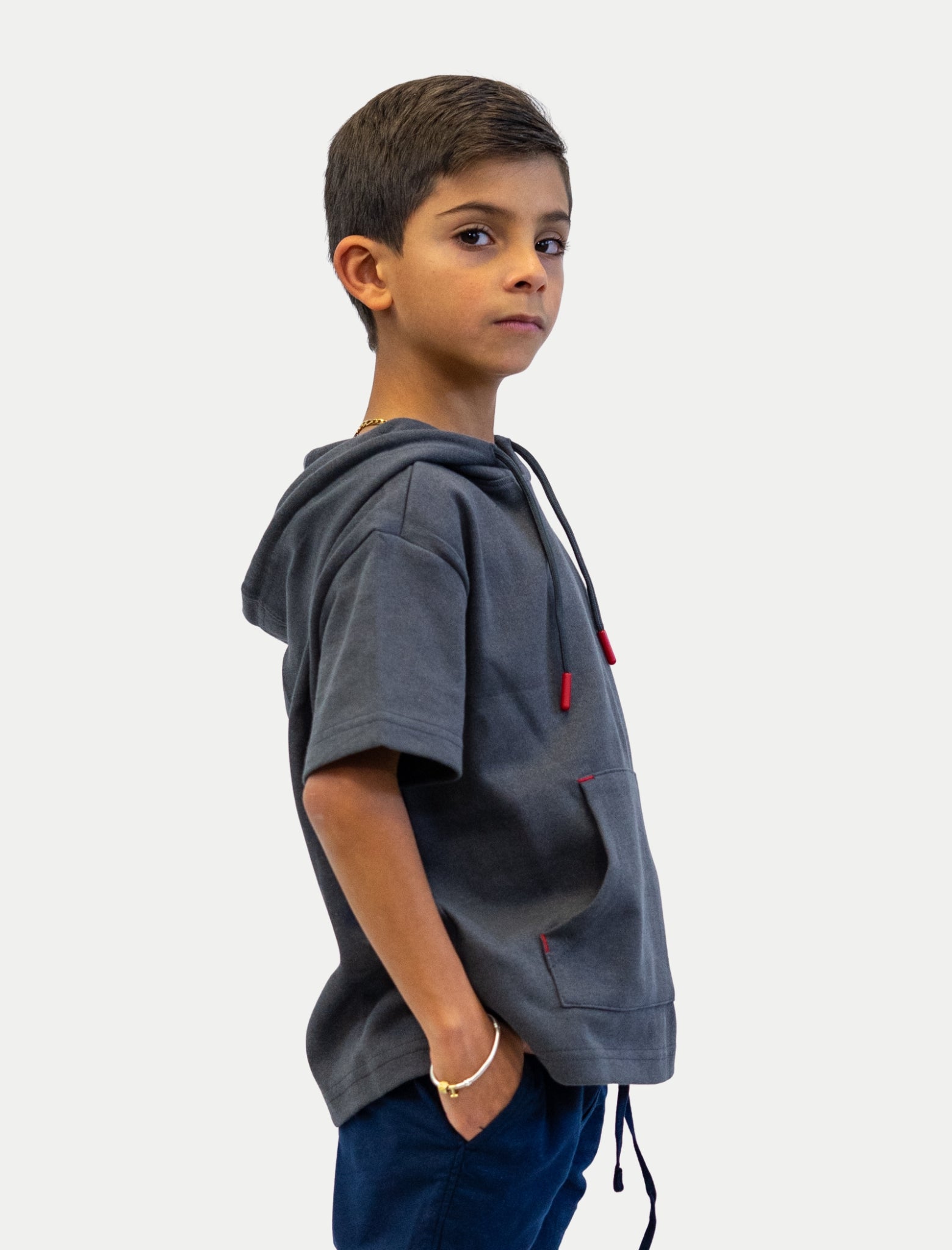 Sudadera gris de niño vista de lado