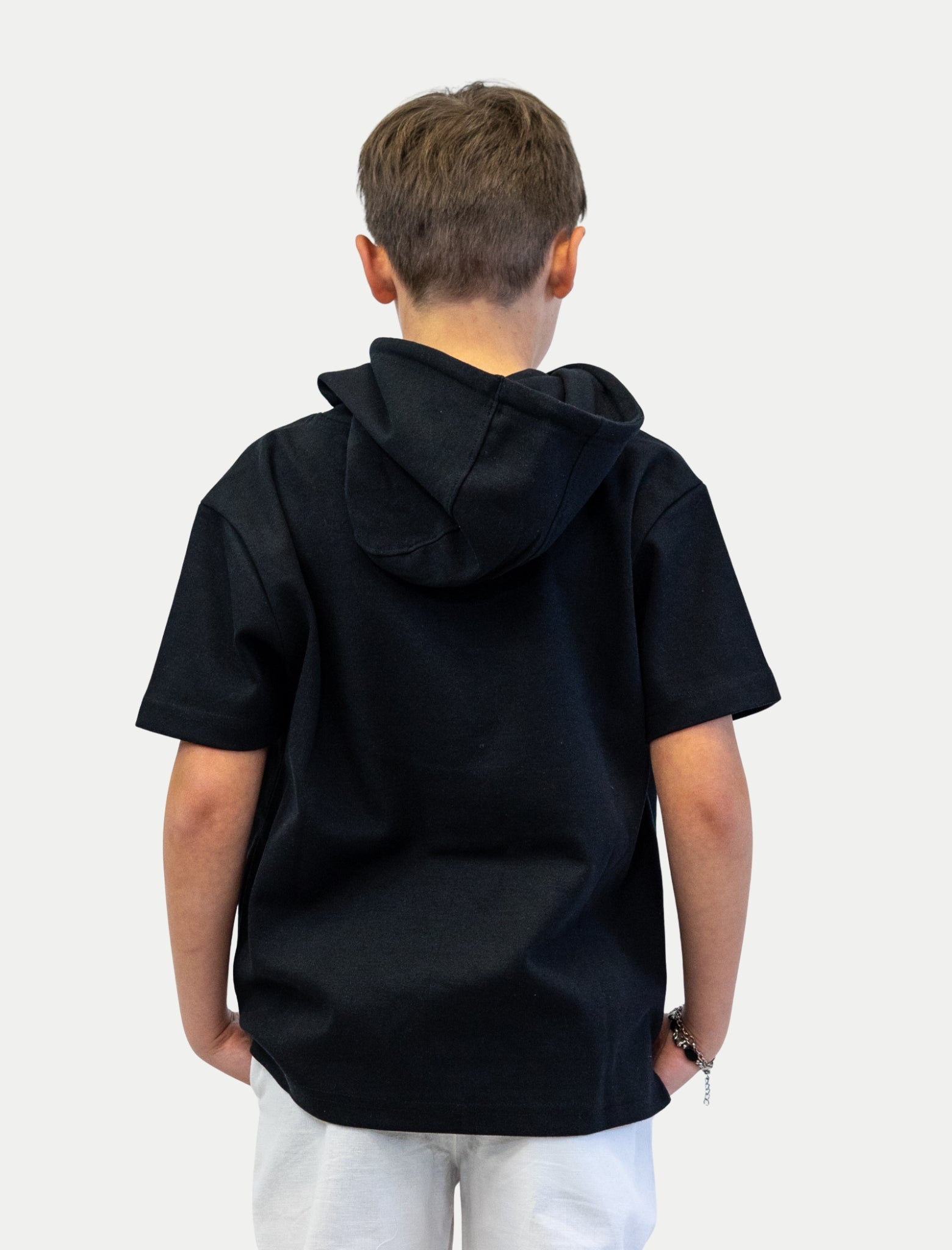 Sudadera negra de niño vista de espalda