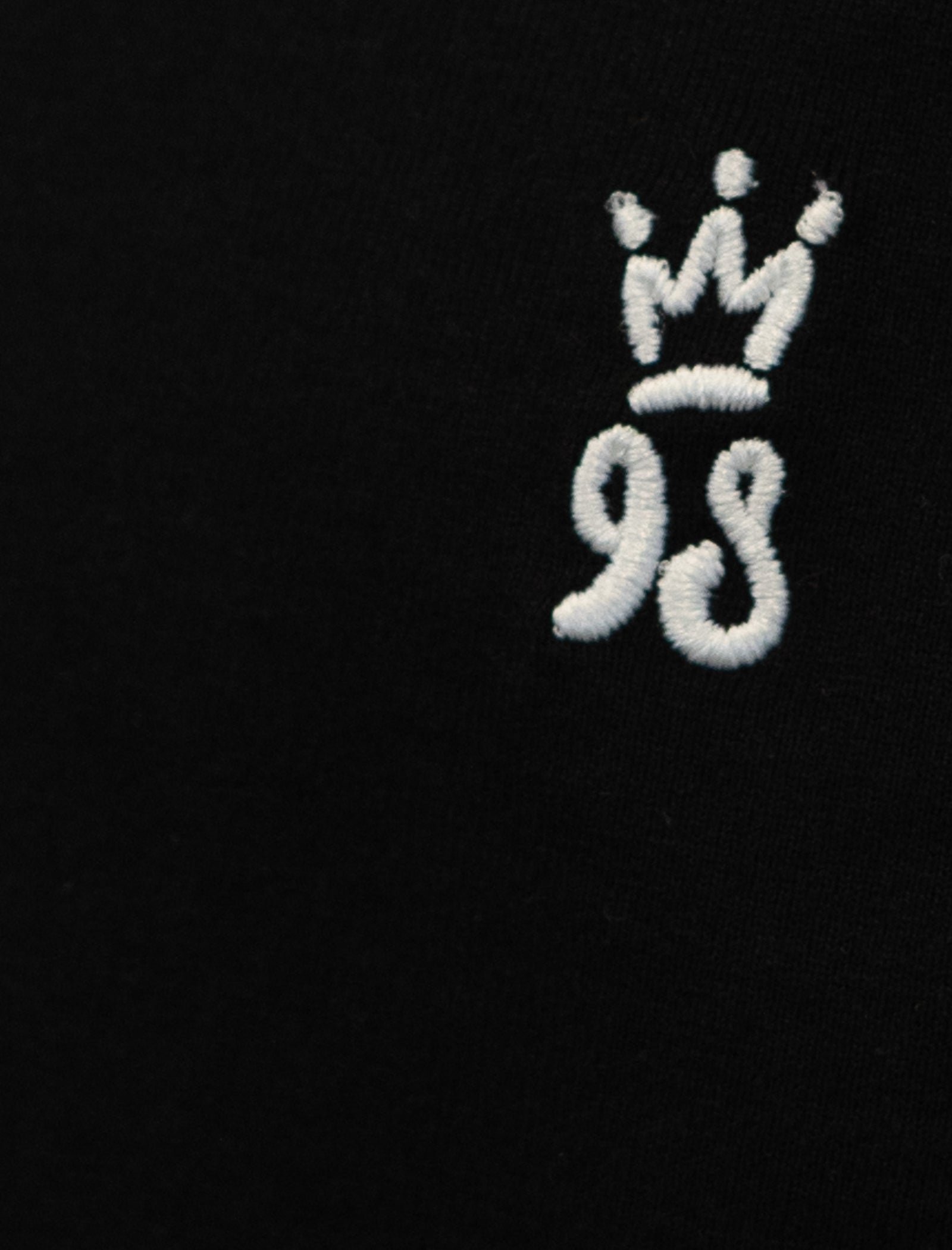 Detalle Diamond Finish Crown 98 color negro