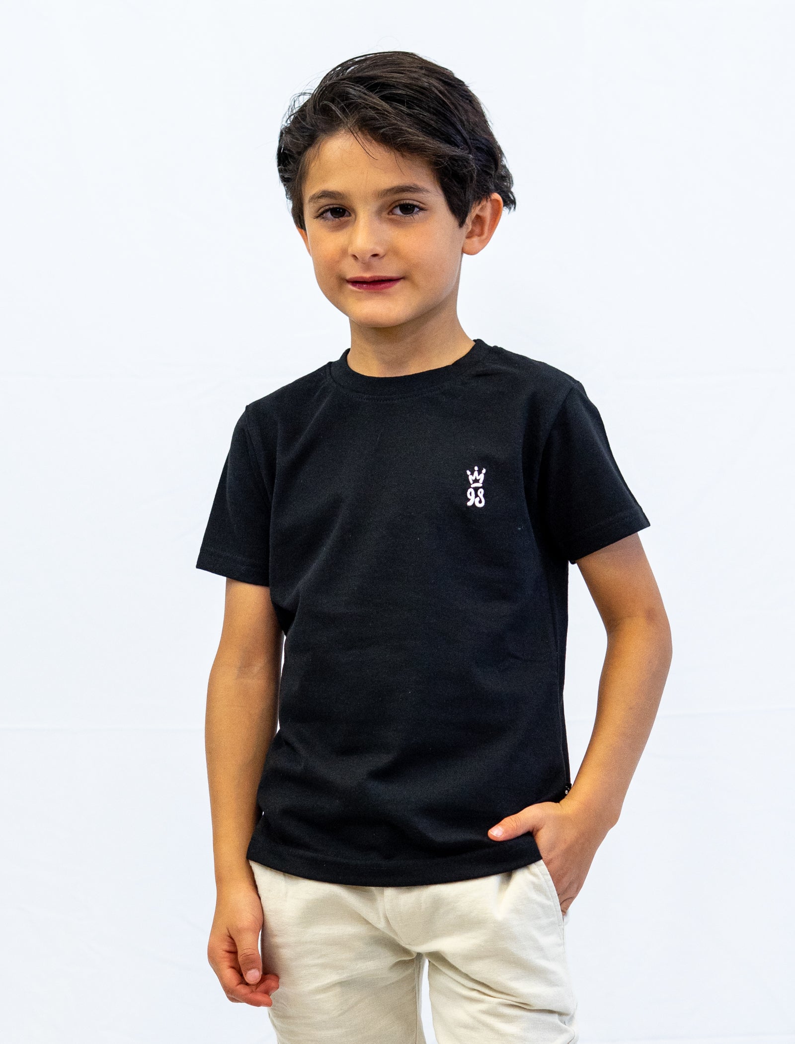 Playera Crown 98 para niño color negro vista de frente