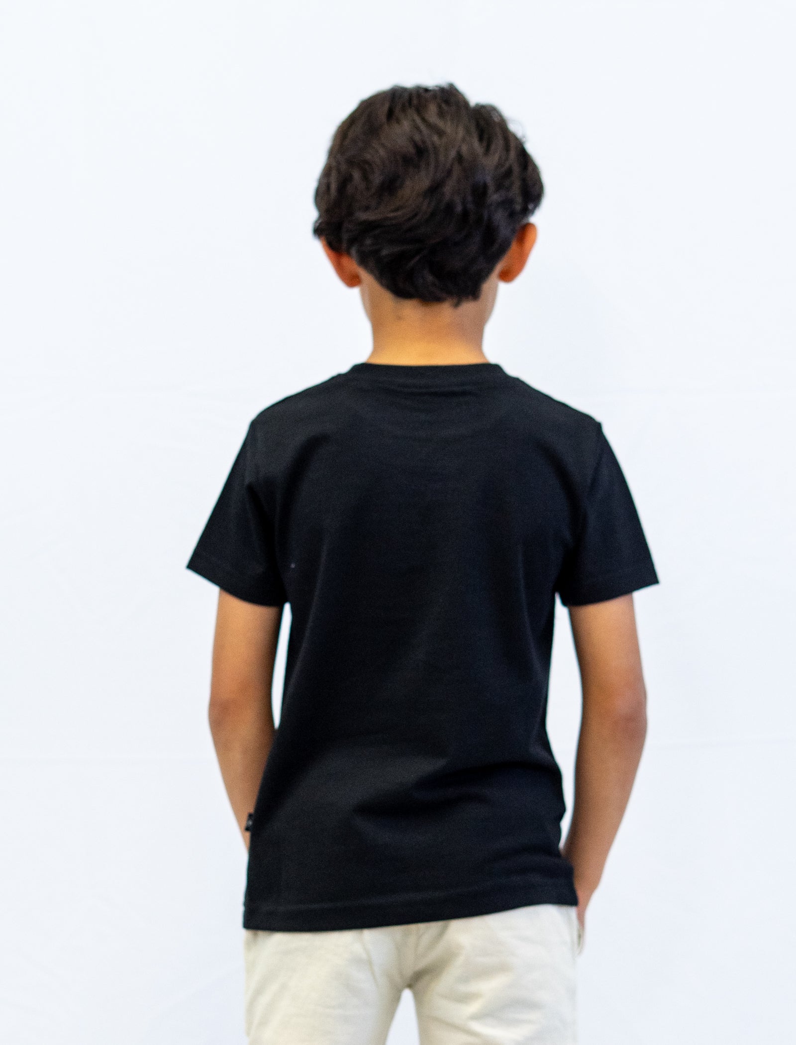 Playera Crown 98 para niño color negro vista posterior