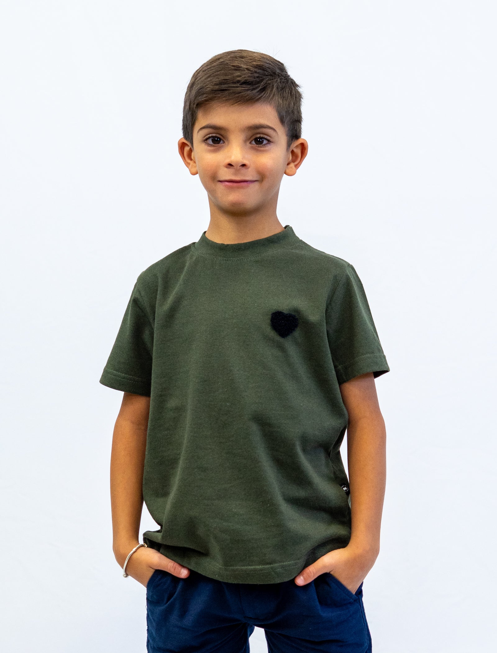 Playera Heart para niño color olivo vista de frente