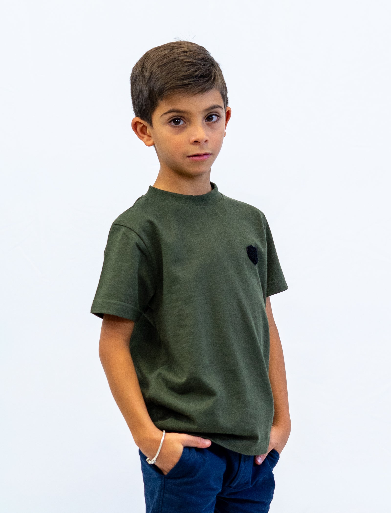 Playera Heart para niño color olivo vista lateral