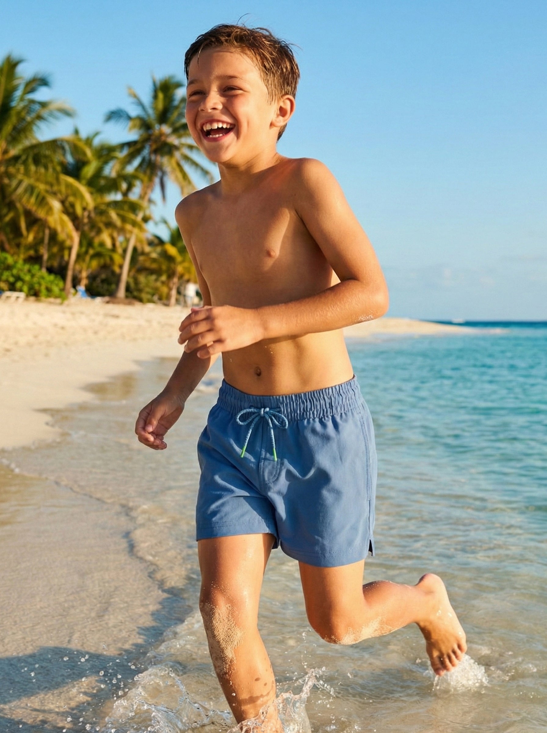 Traje de baño The New Classics para niño azul, en uso, playa o alberca