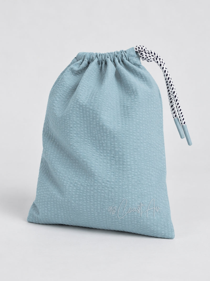 Bolsa incluida con short de baño Seersucker Capri azul claro para hombre - 98 Coast Av