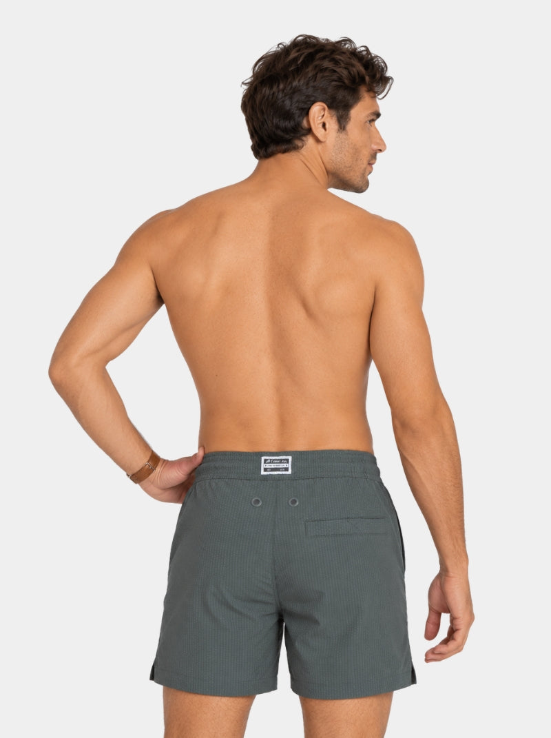 Short de baño Seersucker Capri oxford para hombre, vista posterior con ojillos traseros - 98 Coast Av
