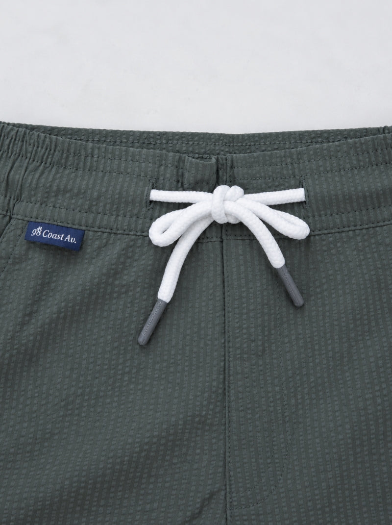 Detalle de jareta blanca con puntera y textura Seersucker en short de baño Capri oxford - 98 Coast Av