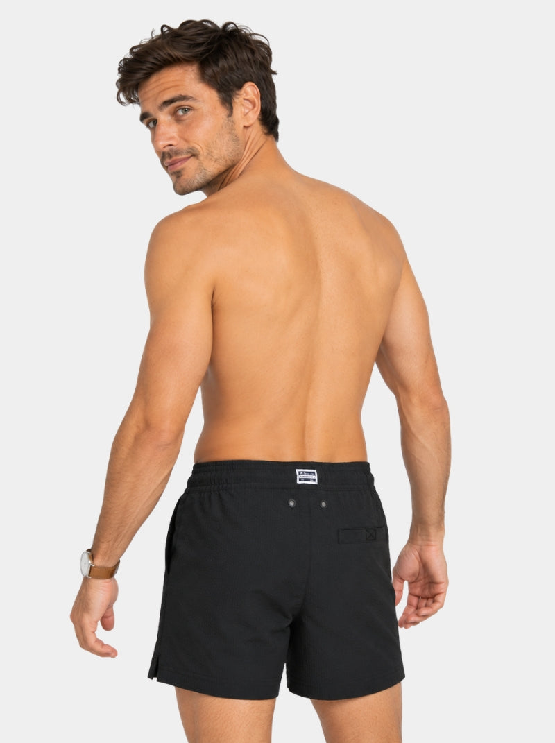 Short de baño Seersucker Capri negro para hombre, vista posterior con ojillos traseros - 98 Coast Av