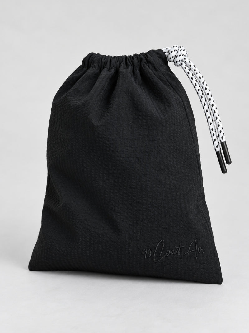 Bolsa incluida con short de baño Seersucker Capri negro para hombre - 98 Coast Av