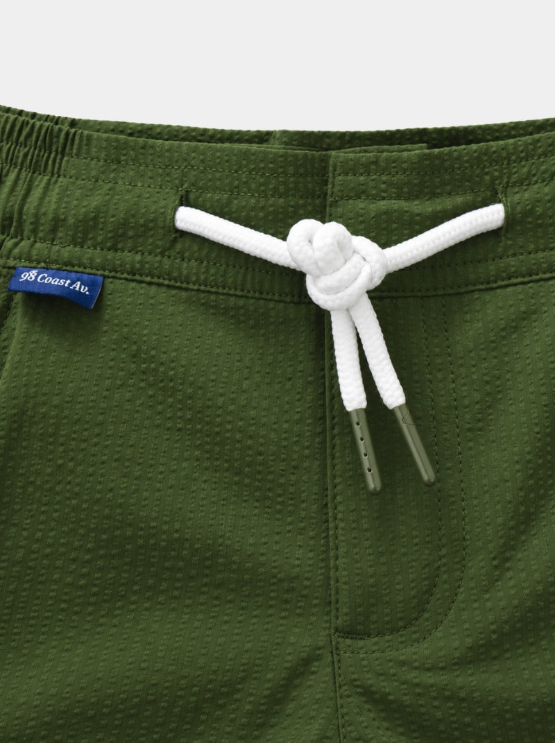 Detalle de jareta blanca con puntera y textura Seersucker en short de baño Capri olivo - 98 Coast Av
