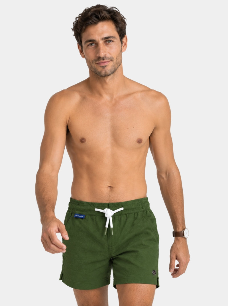 Short de baño Seersucker Capri olivo para hombre, vista frontal con jareta blanca - 98 Coast Av