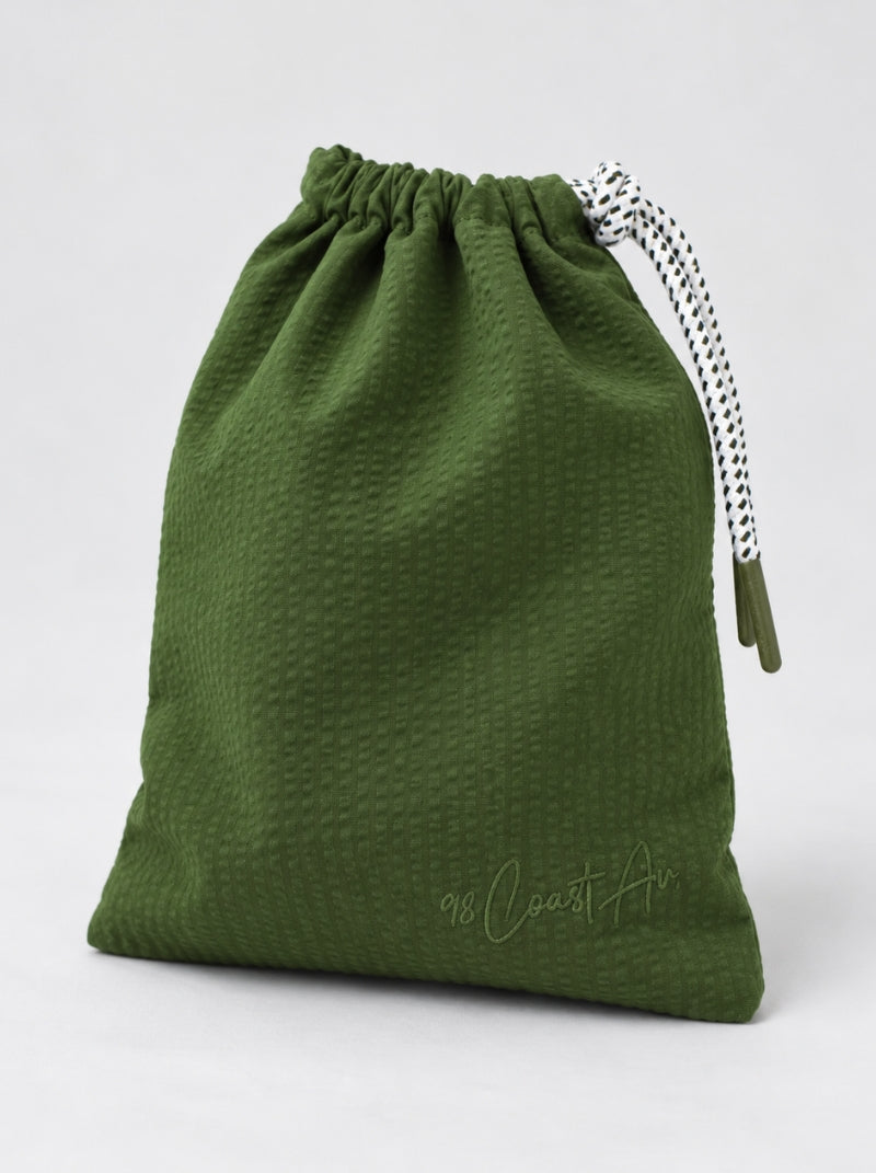 Bolsa incluida con short de baño Seersucker Capri olivo para hombre - 98 Coast Av