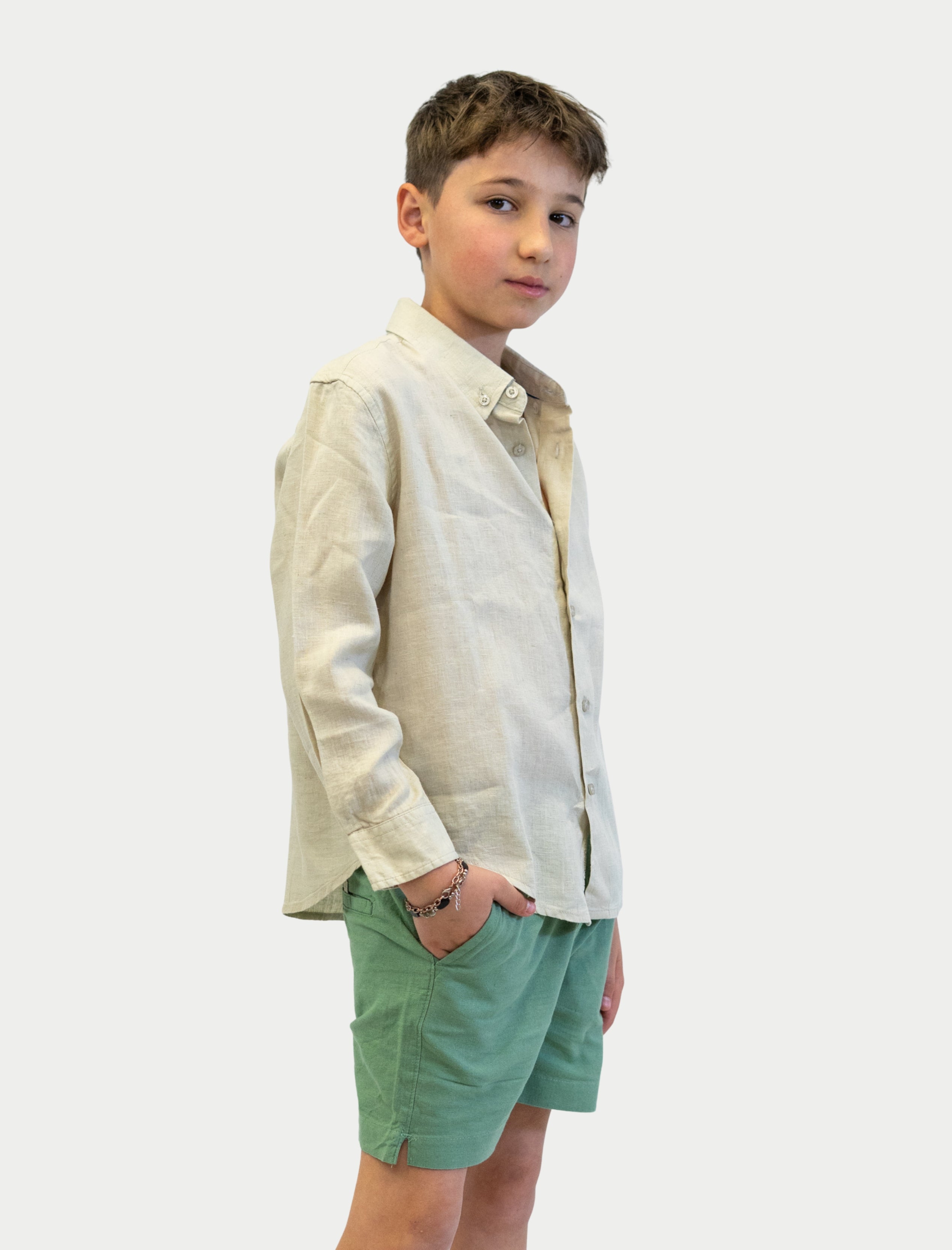 Camisa Soft Linen para niño color arena vista lateral