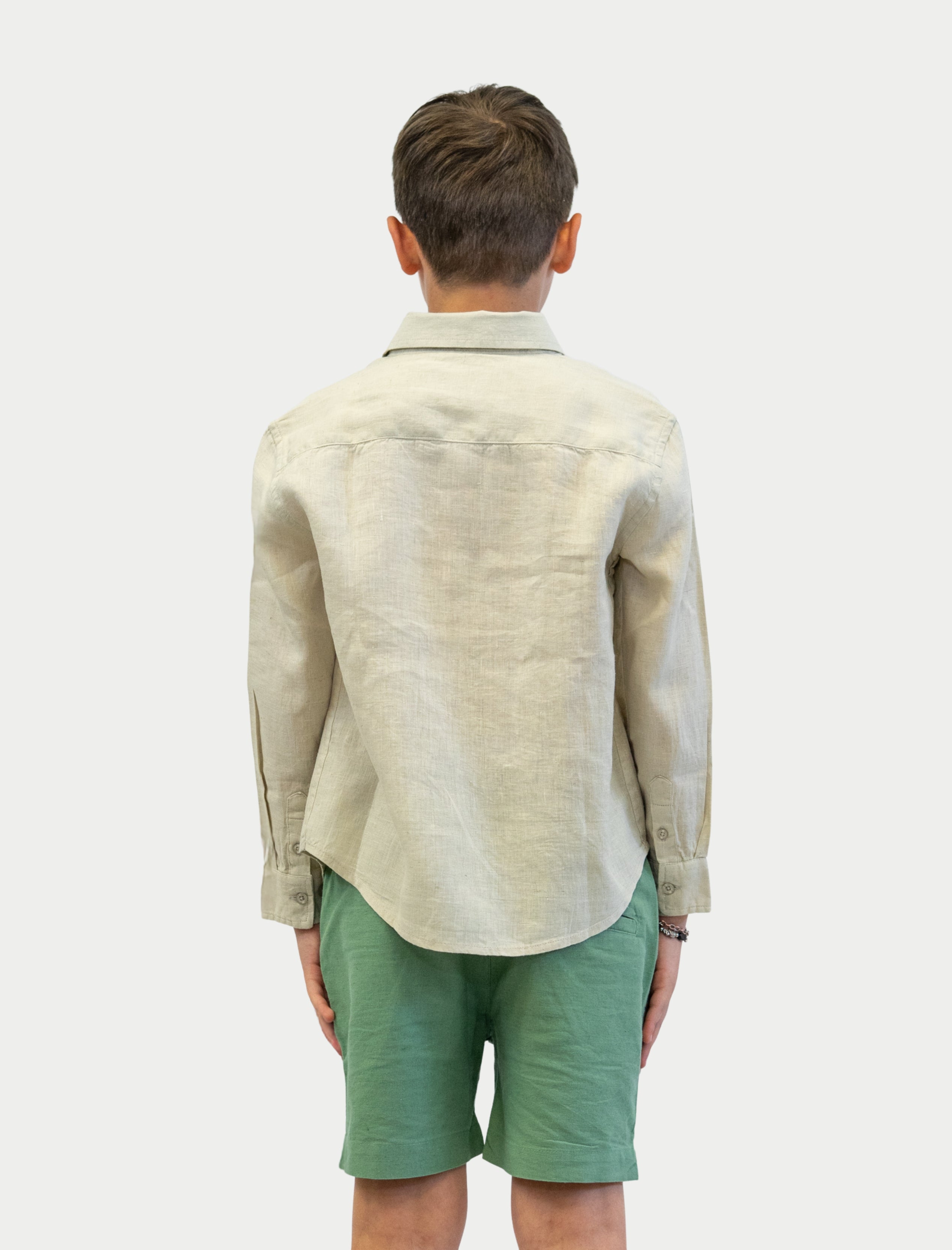 Camisa Soft Linen para niño color arena vista posterior